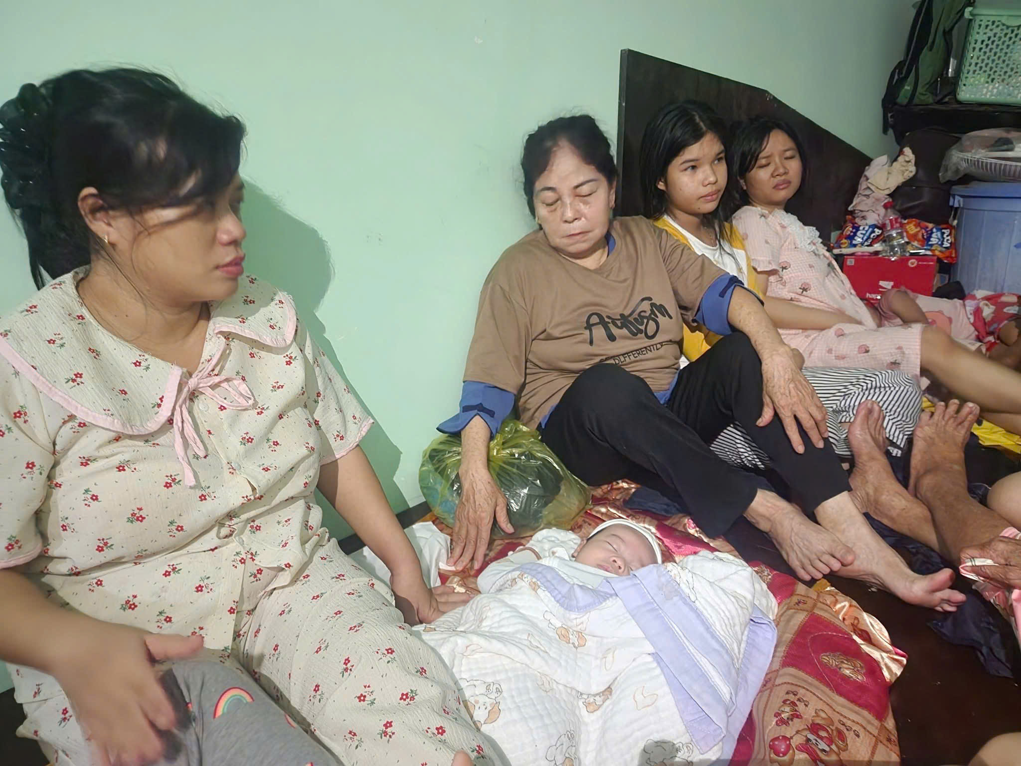 [eMagazine] - H&igrave;nh ảnh người d&acirc;n miền Trung oằn m&igrave;nh giữa biển lũ - Ảnh 6.