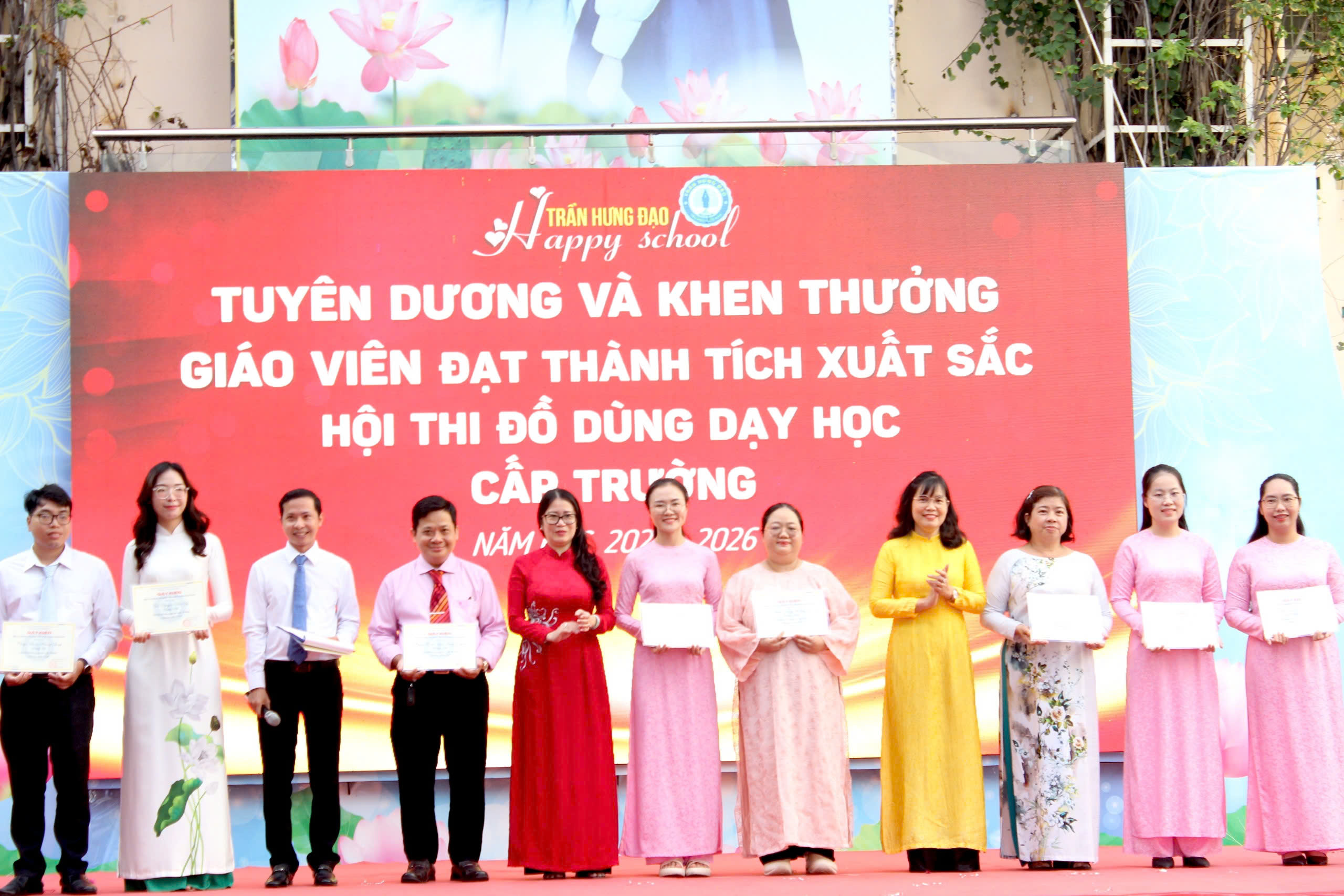 Rạng ngời ánh mắt cô, trò ngày Nhà giáo Việt Nam - Ảnh 2.