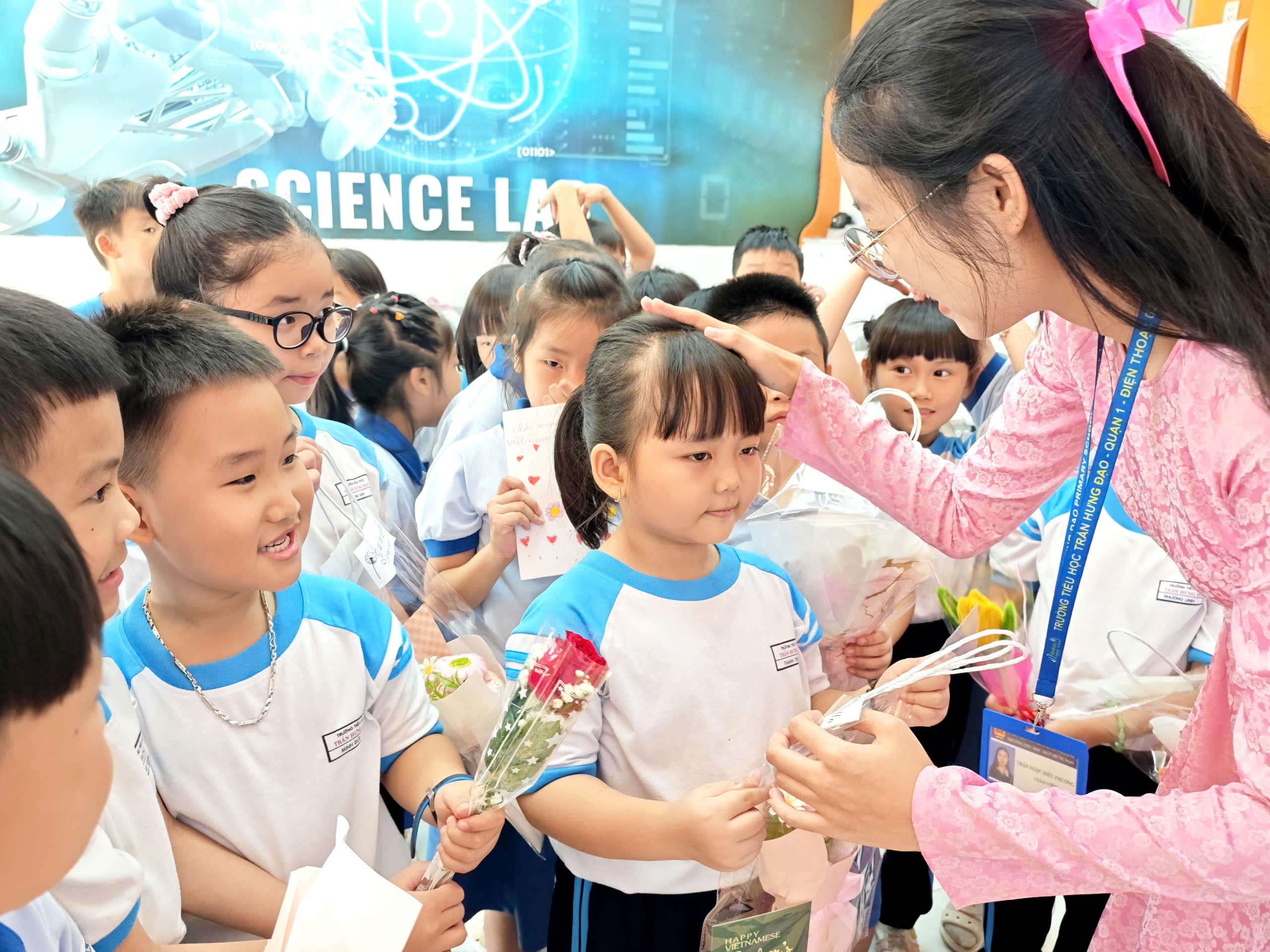 Rạng ngời ánh mắt cô, trò ngày Nhà giáo Việt Nam - Ảnh 3.
