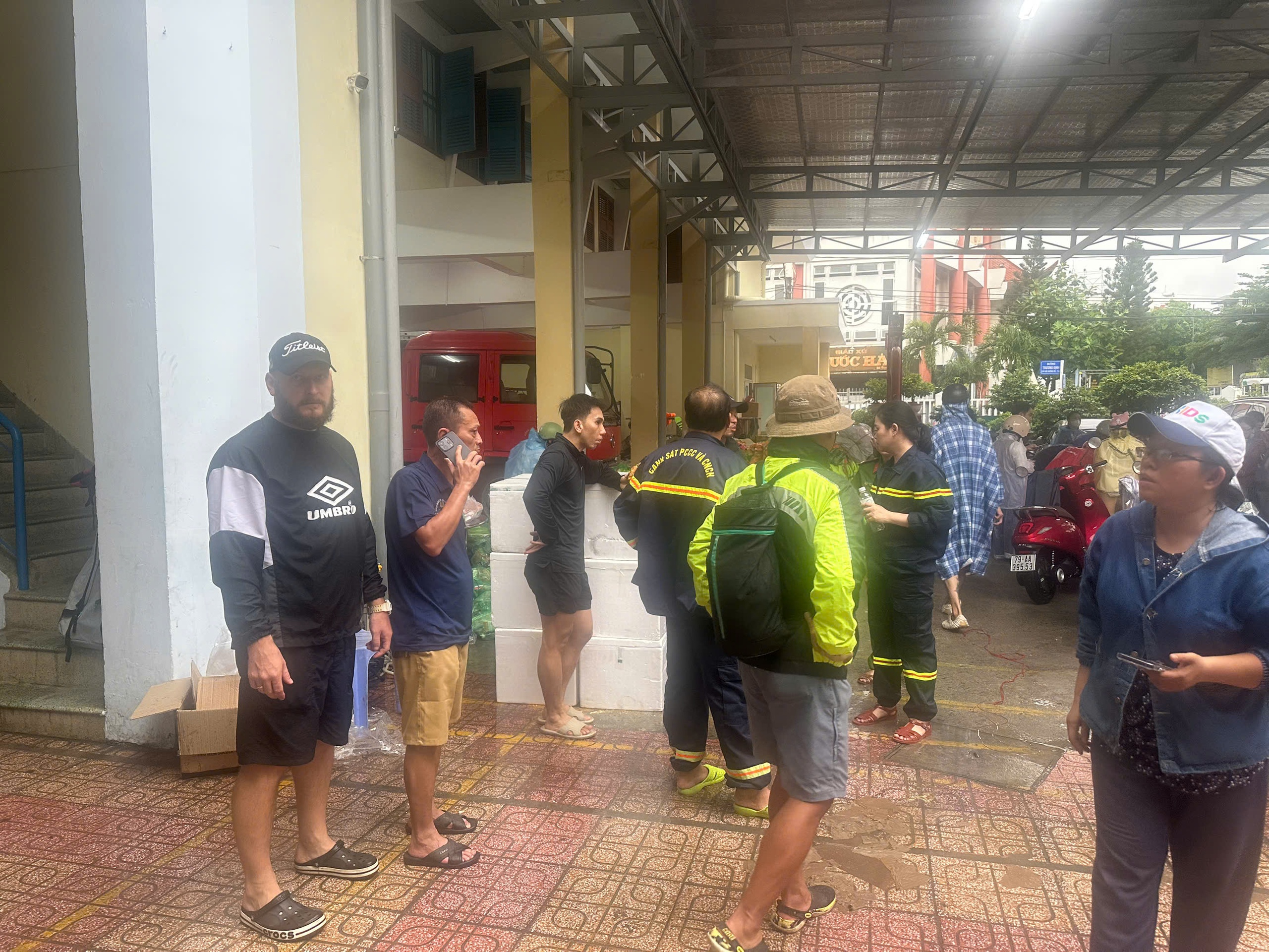 [eMagazine] - H&igrave;nh ảnh người d&acirc;n miền Trung oằn m&igrave;nh giữa biển lũ - Ảnh 24.