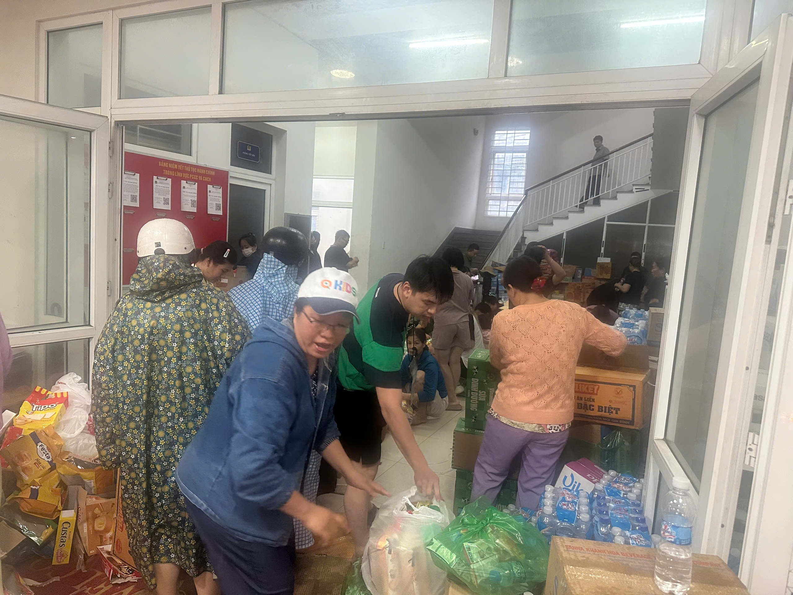 [eMagazine] - H&igrave;nh ảnh người d&acirc;n miền Trung oằn m&igrave;nh giữa biển lũ - Ảnh 27.