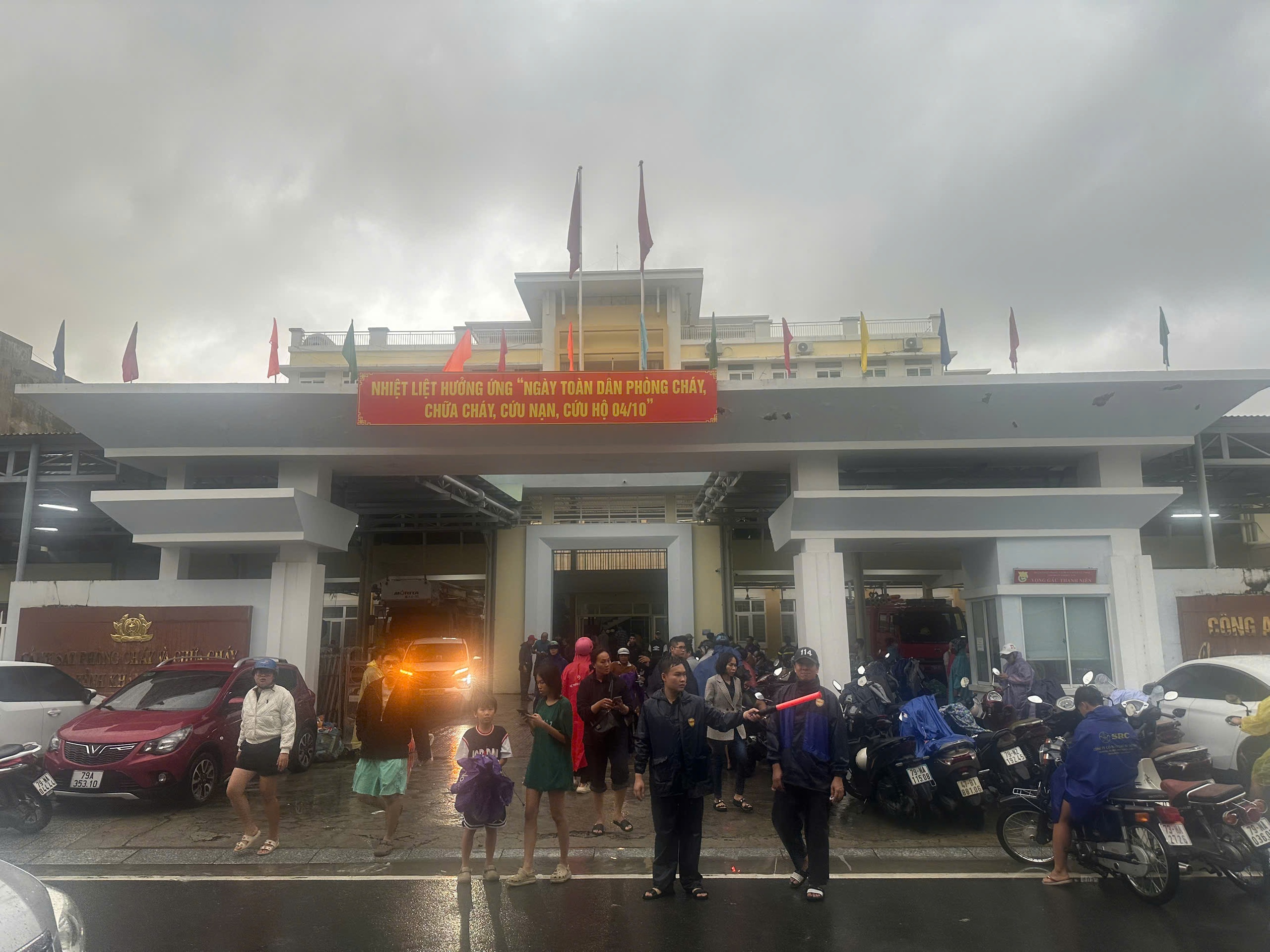[eMagazine] - H&igrave;nh ảnh người d&acirc;n miền Trung oằn m&igrave;nh giữa biển lũ - Ảnh 23.