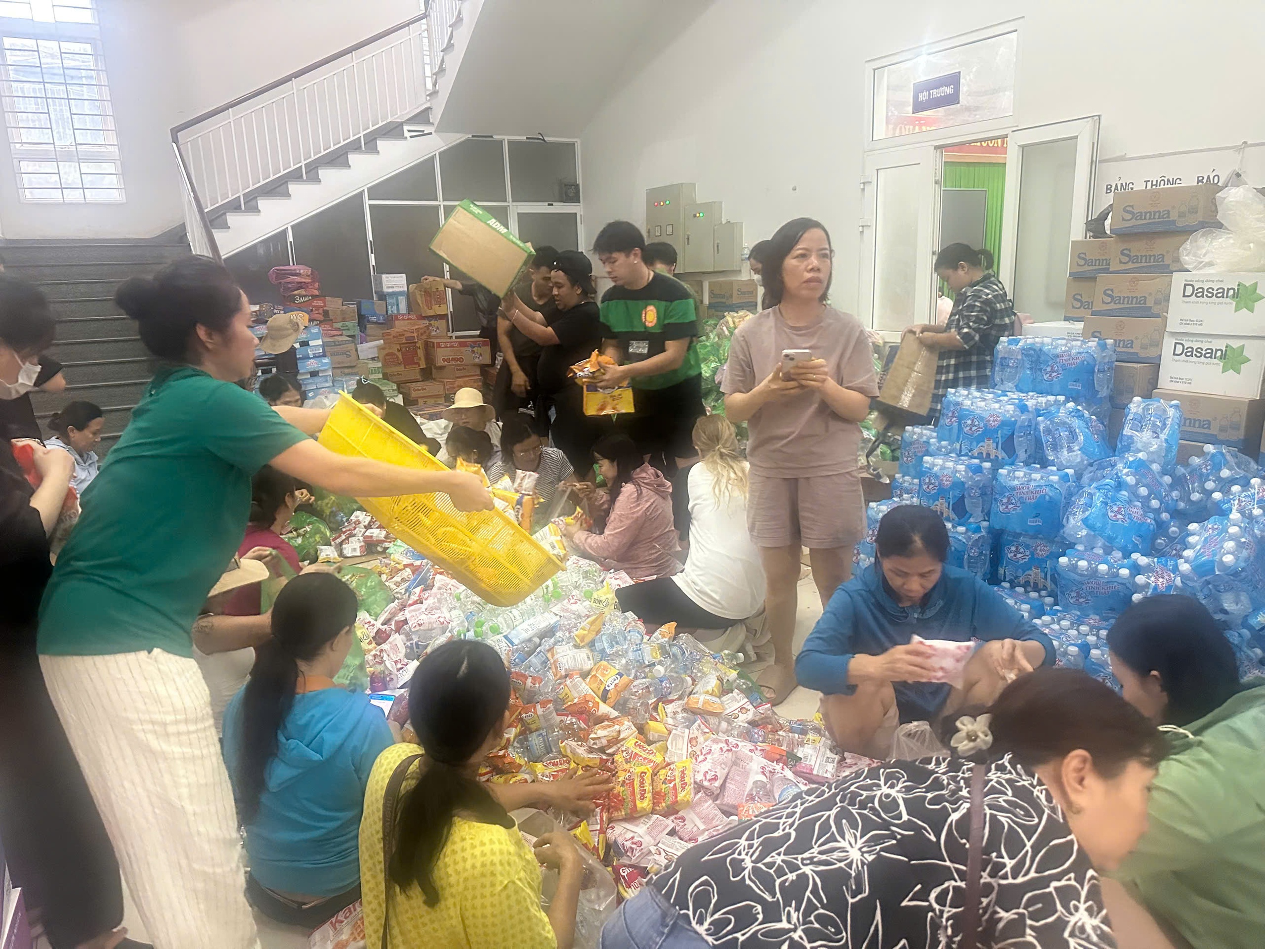 [eMagazine] - H&igrave;nh ảnh người d&acirc;n miền Trung oằn m&igrave;nh giữa biển lũ - Ảnh 26.