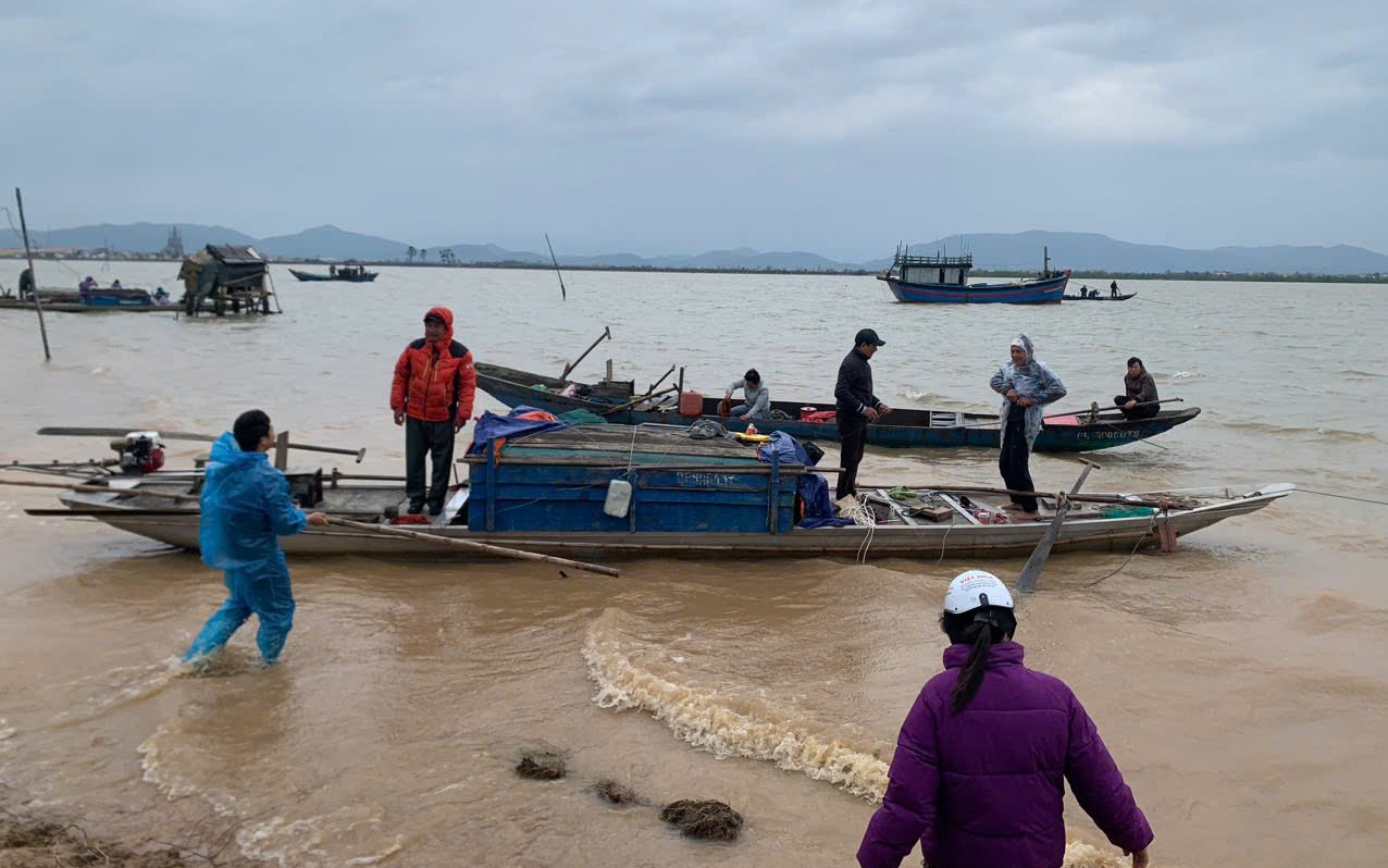 Lật thuyền trên sông Gianh: Vợ bơi được vào bờ, chồng mất tích