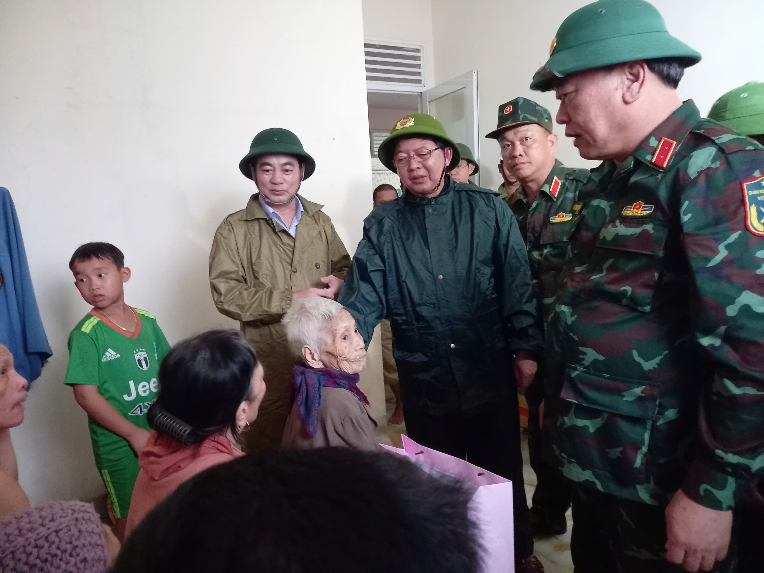 [eMagazine] - H&igrave;nh ảnh người d&acirc;n miền Trung oằn m&igrave;nh giữa biển lũ - Ảnh 13.