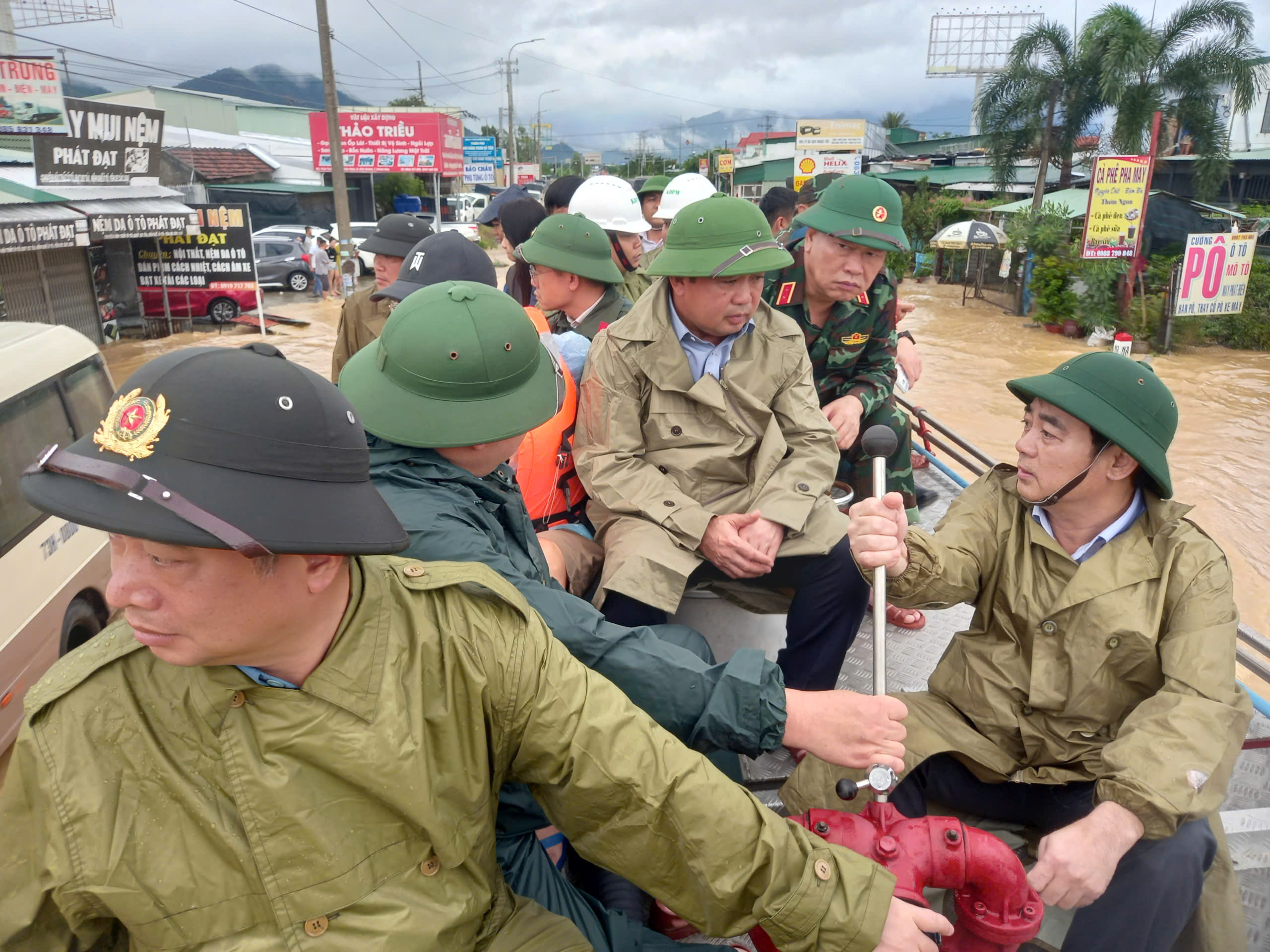 [eMagazine] - H&igrave;nh ảnh người d&acirc;n miền Trung oằn m&igrave;nh giữa biển lũ - Ảnh 12.