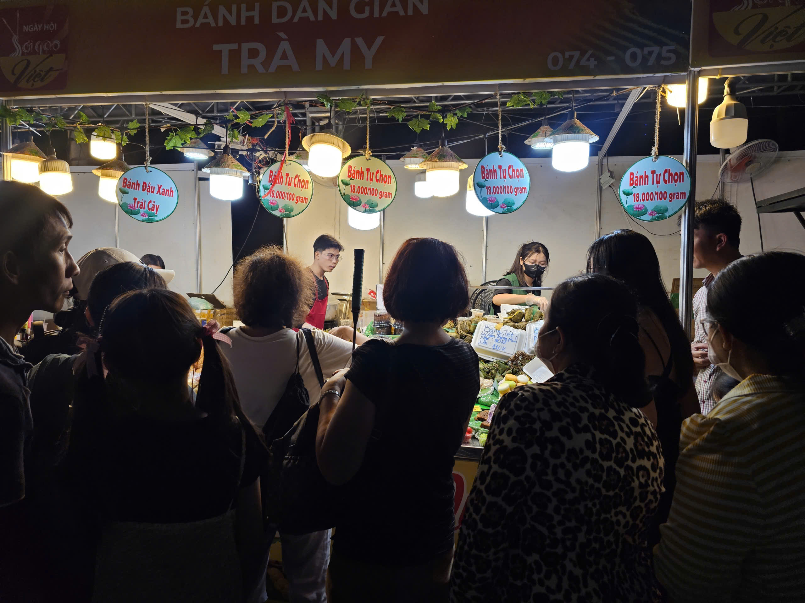 Người dân TP HCM nườm nượp thưởng thức món ngon tại Ngày hội sợi gạo - Ảnh 10.