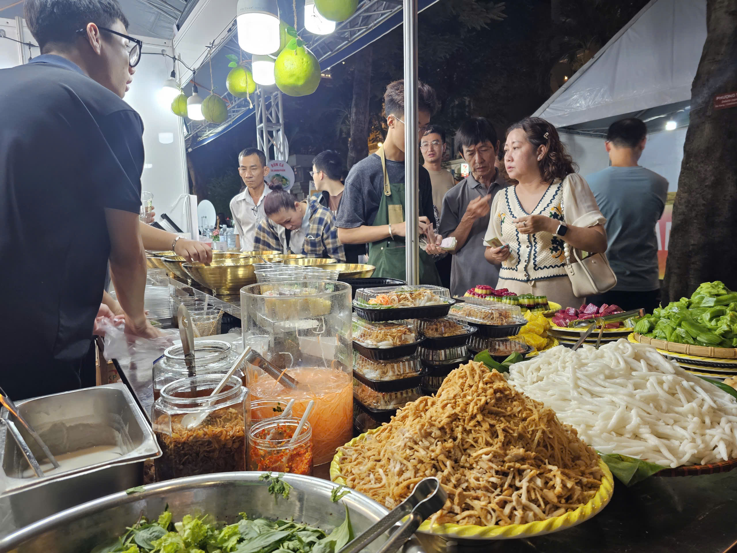 Người dân TP HCM nườm nượp thưởng thức món ngon tại Ngày hội sợi gạo - Ảnh 8.