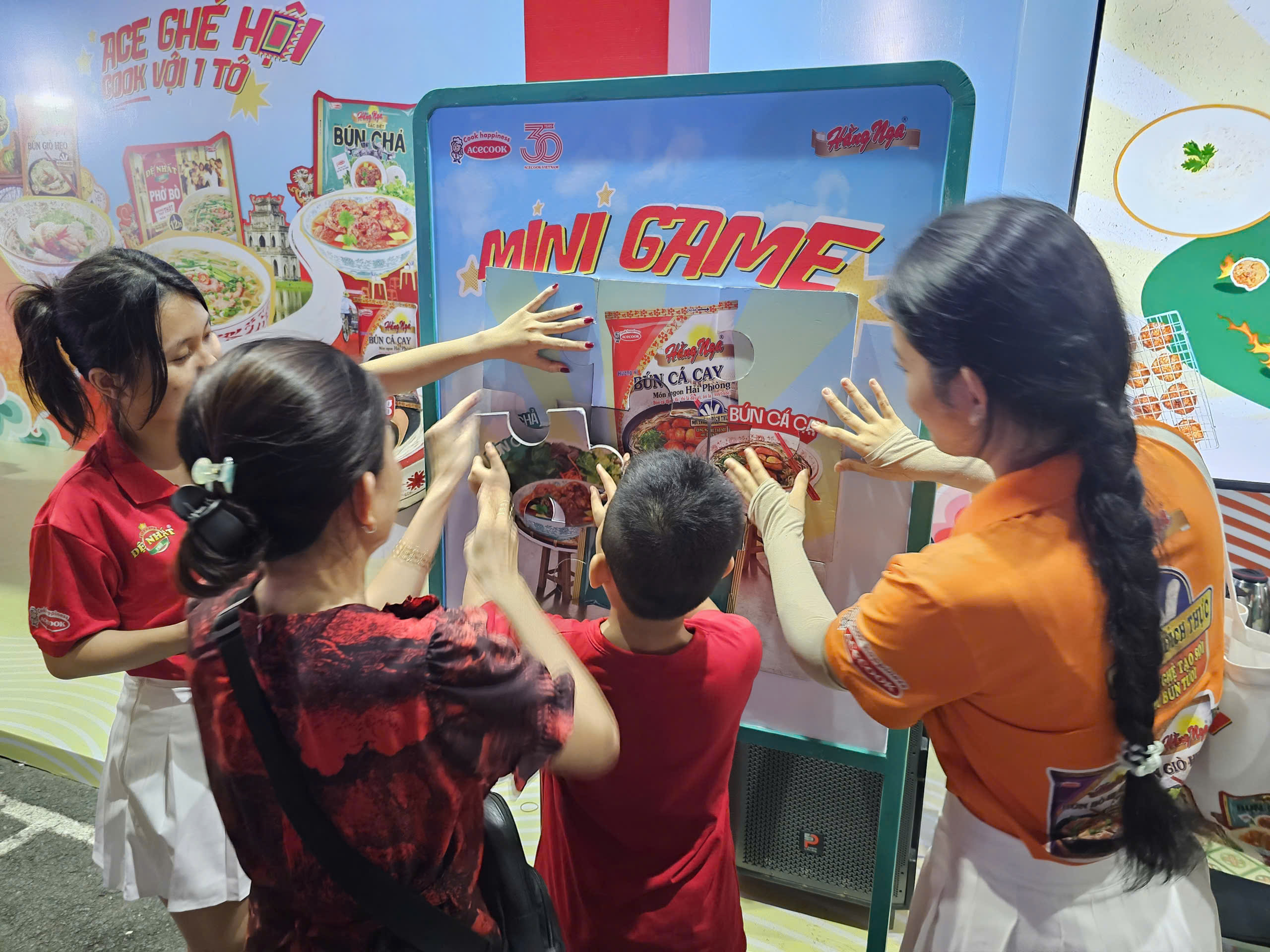 Người dân TP HCM nườm nượp thưởng thức món ngon tại Ngày hội sợi gạo - Ảnh 4.