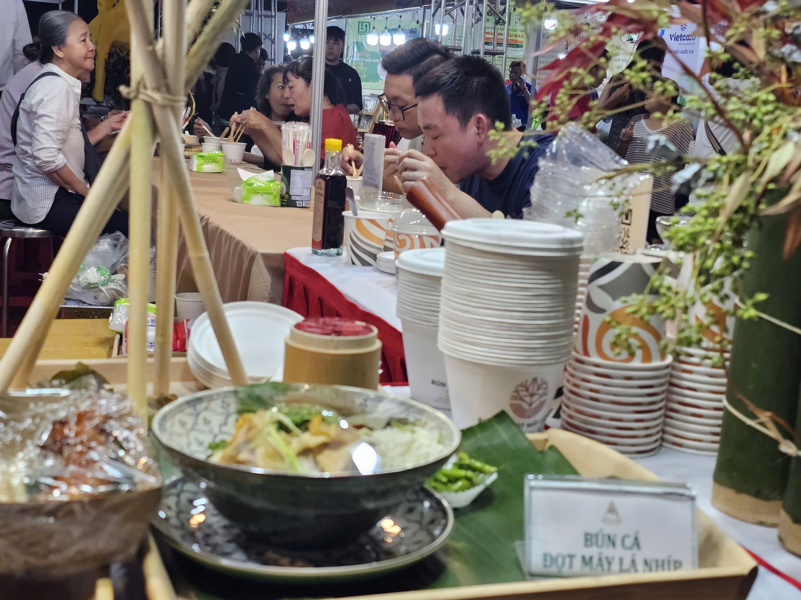 Người dân TP HCM nườm nượp thưởng thức món ngon tại Ngày hội sợi gạo - Ảnh 3.