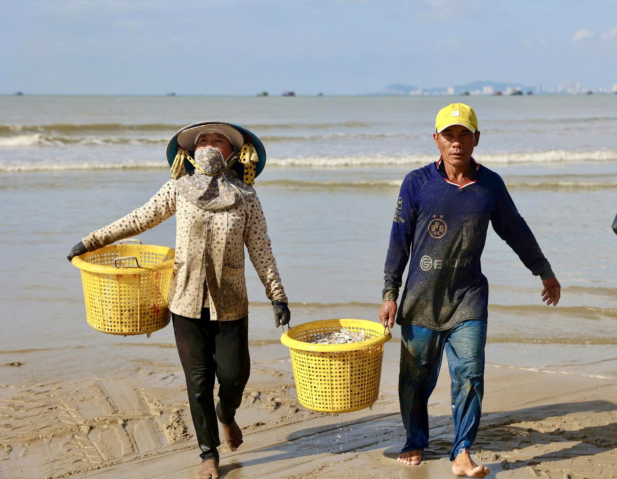 Ngư d&acirc;n TP HCM tr&uacute;ng "lộc trời" m&ugrave;a c&aacute; mai - Ảnh 6.