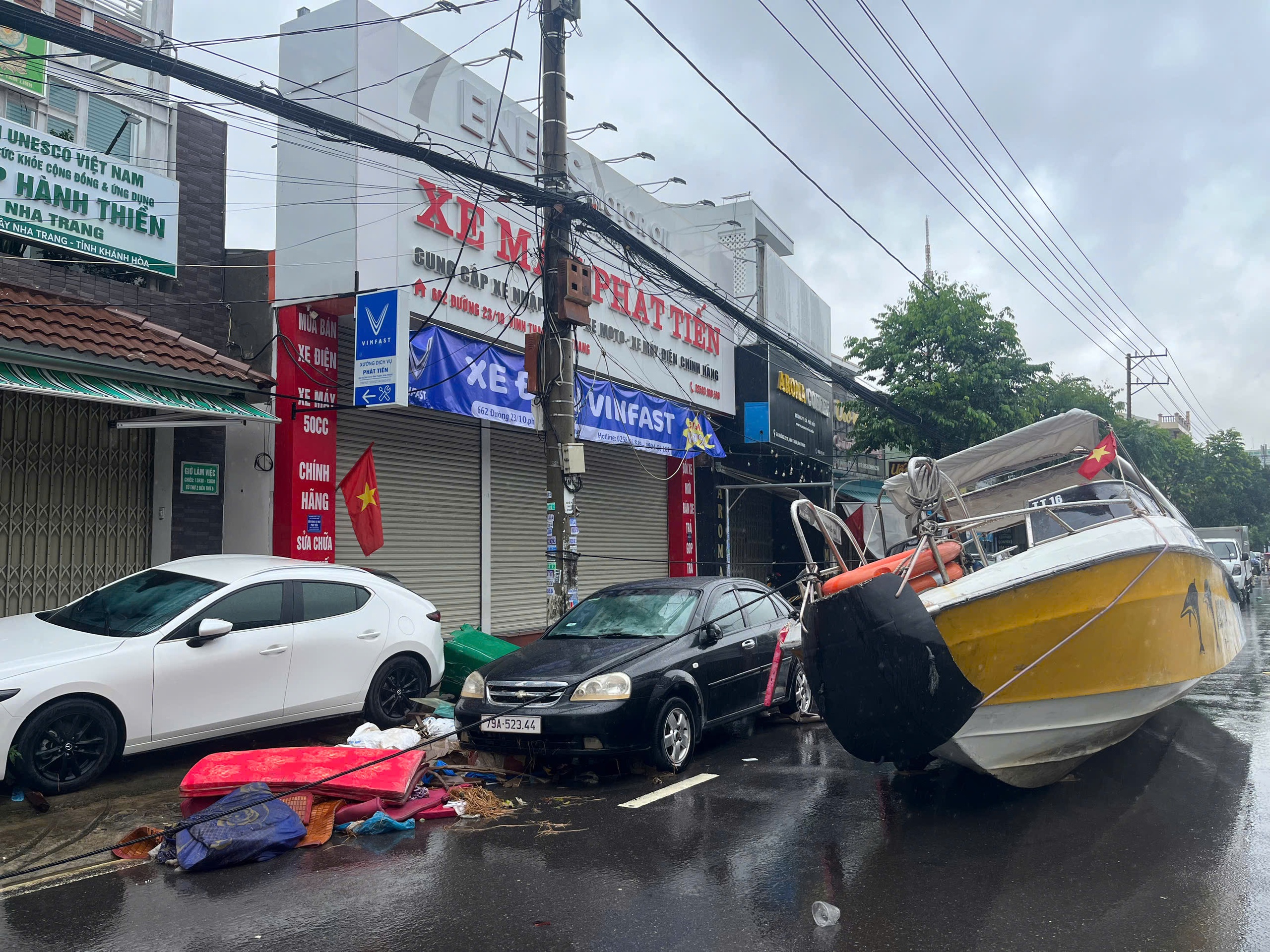 Nha Trang người dân tập trung dọn lũ, hỗ trợ vùng còn ngập - Ảnh 1.