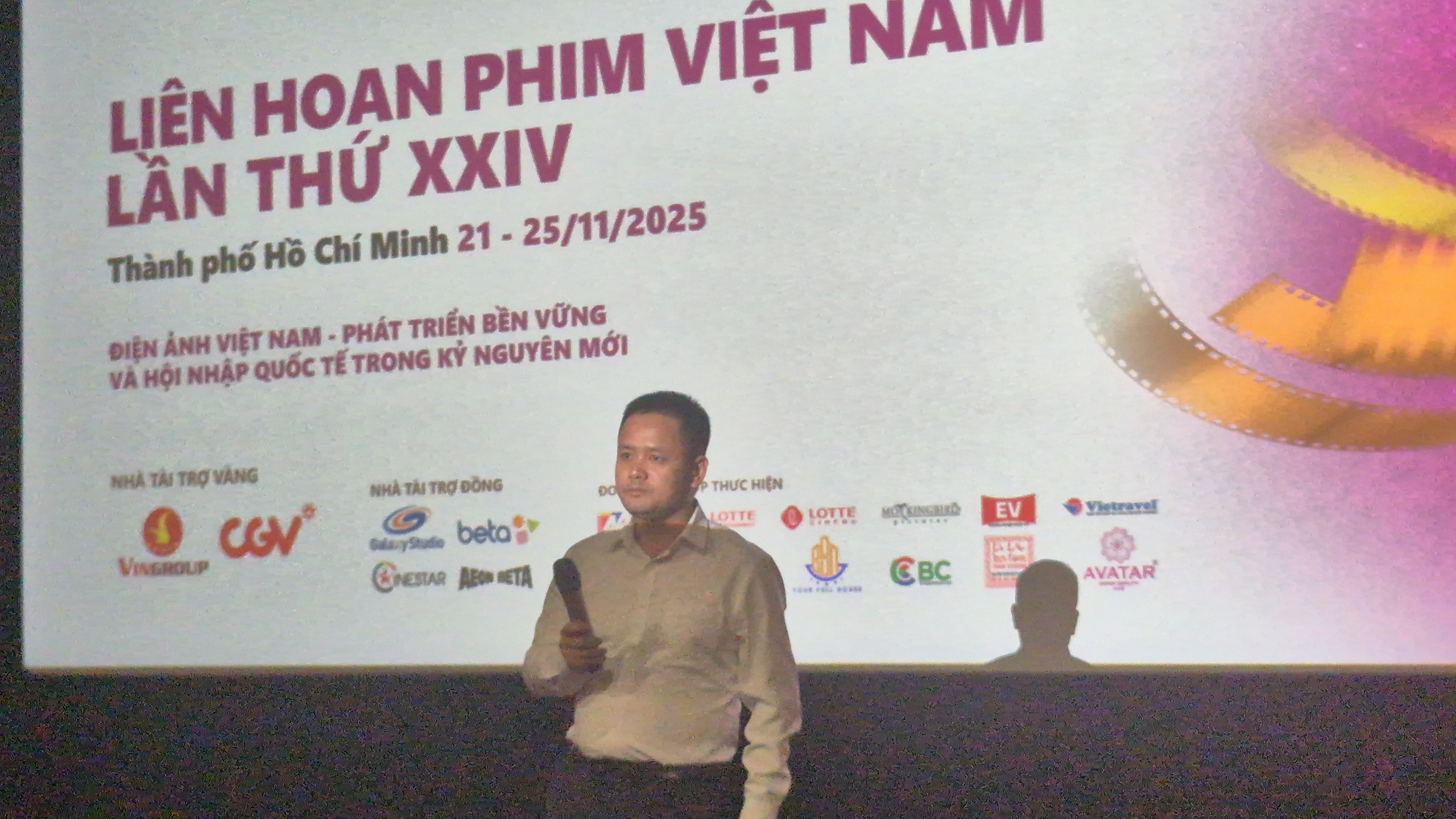Tạ, Cường, T&uacute; của "Mưa đỏ" khuấy đảo kh&aacute;n giả LHP VN lần XXIV - Ảnh 4.