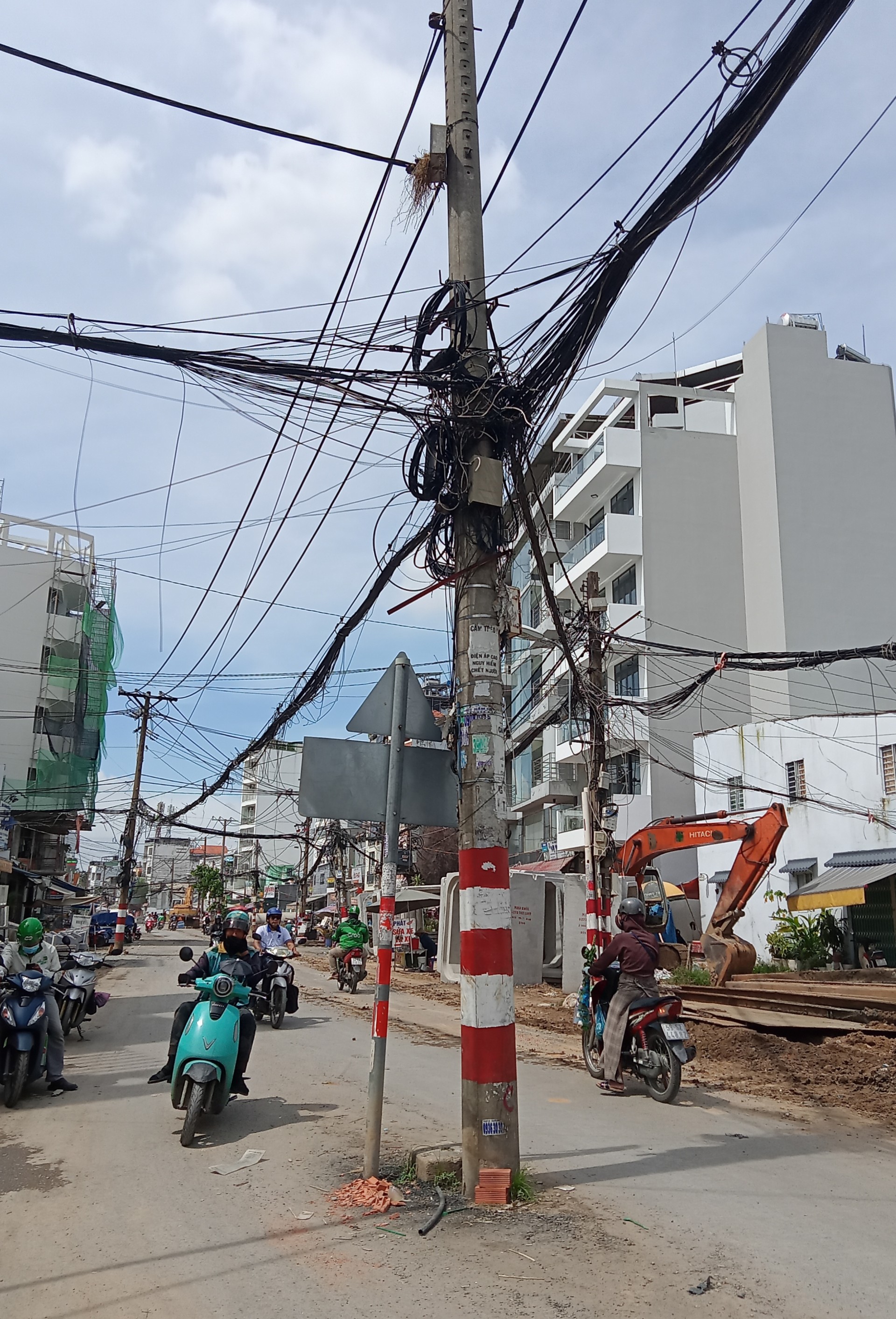 Sớm di dời trụ điện giữa đường  - Ảnh 1.