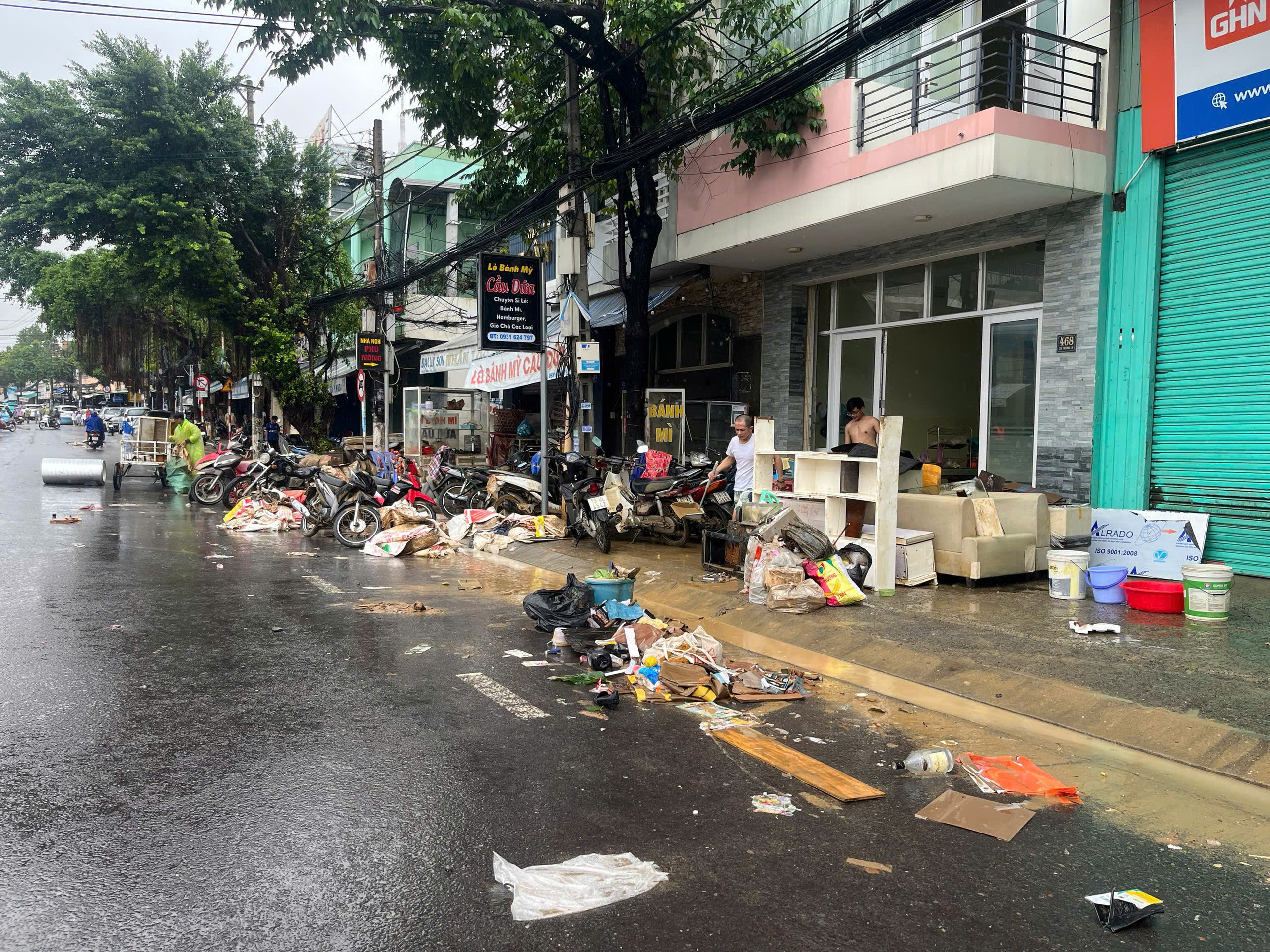 Nha Trang người dân tập trung dọn lũ, hỗ trợ vùng còn ngập - Ảnh 2.