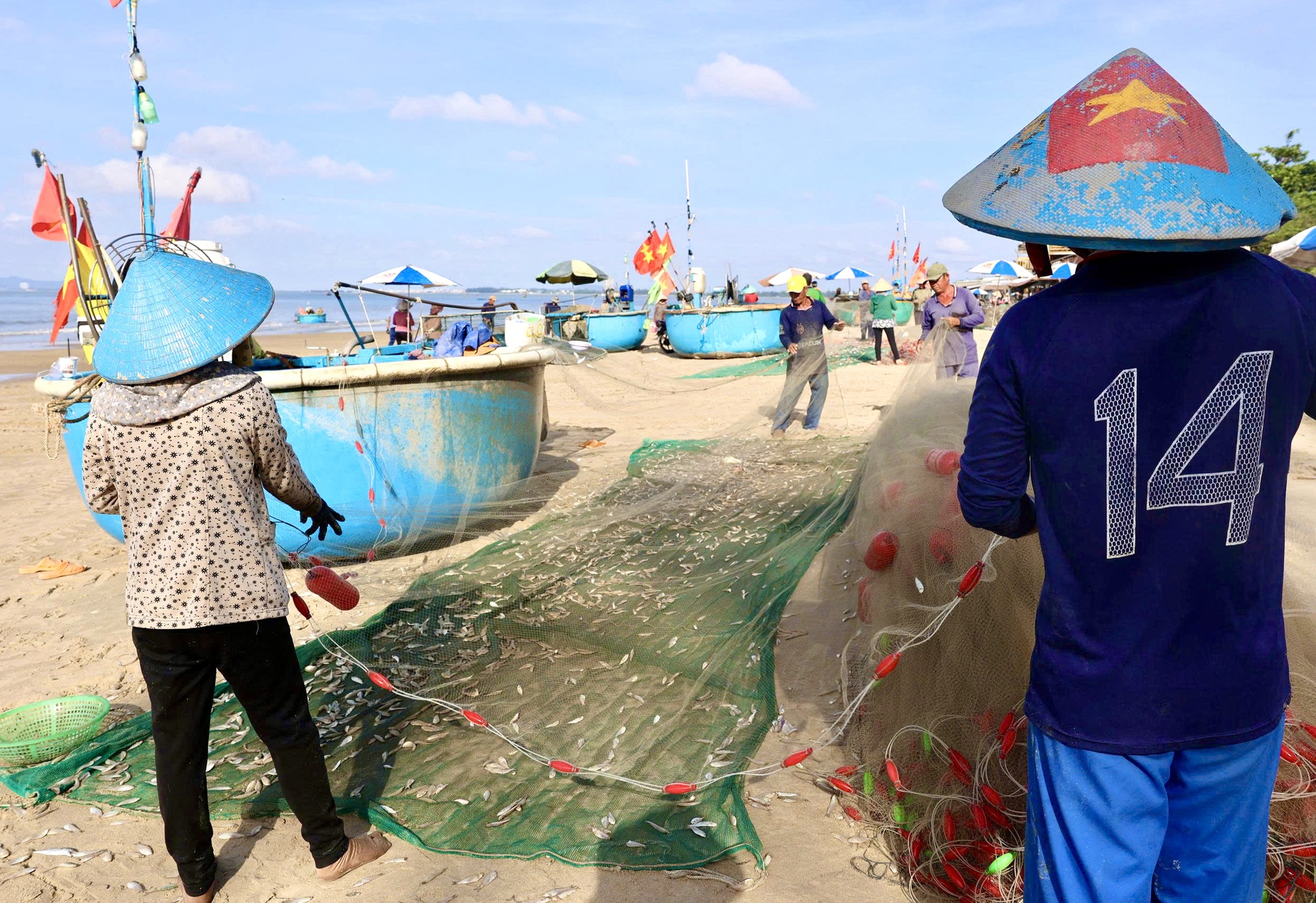 Ngư d&acirc;n TP HCM tr&uacute;ng "lộc trời" m&ugrave;a c&aacute; mai - Ảnh 8.