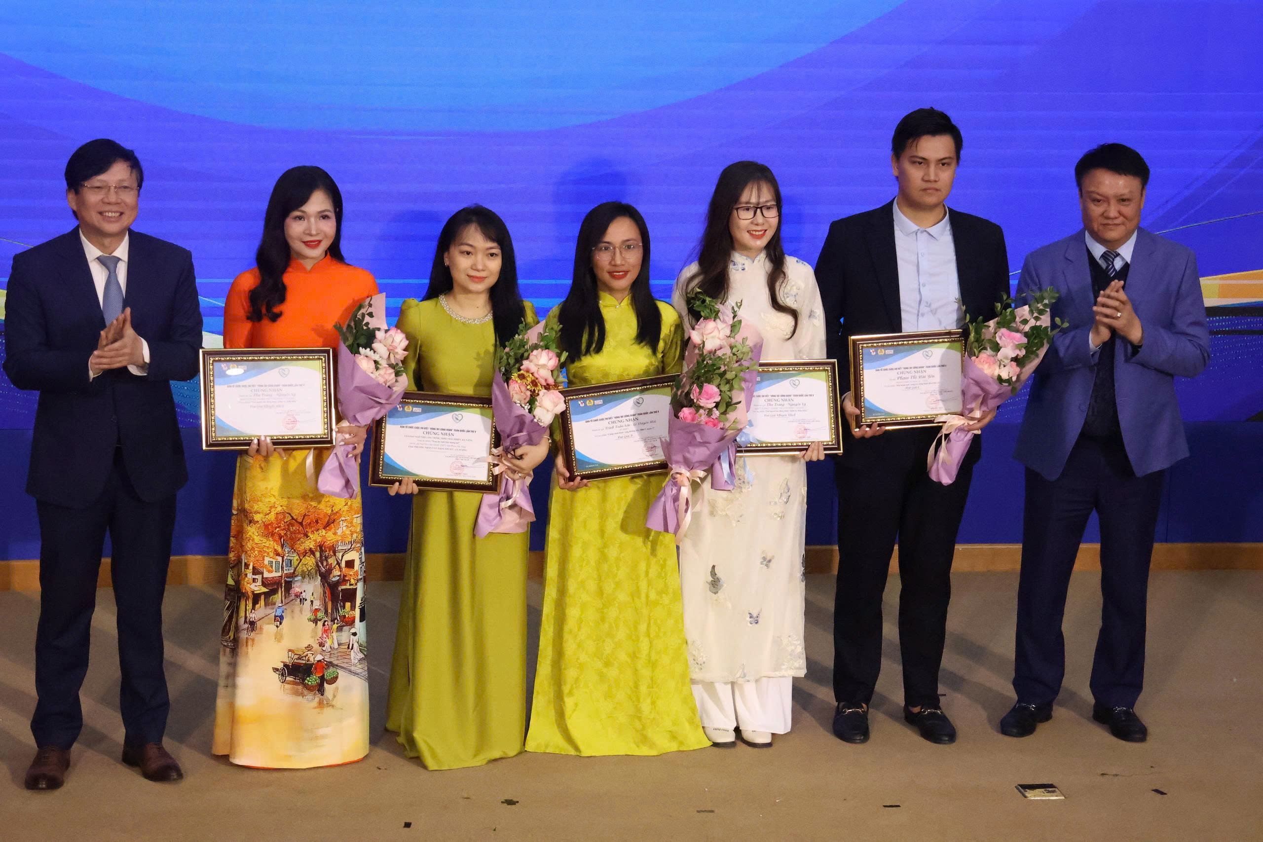Trao giải cuộc thi viết "V&ograve;ng tay c&ocirc;ng đo&agrave;n" l&acirc;̀n thứ V  - Ảnh 9.
