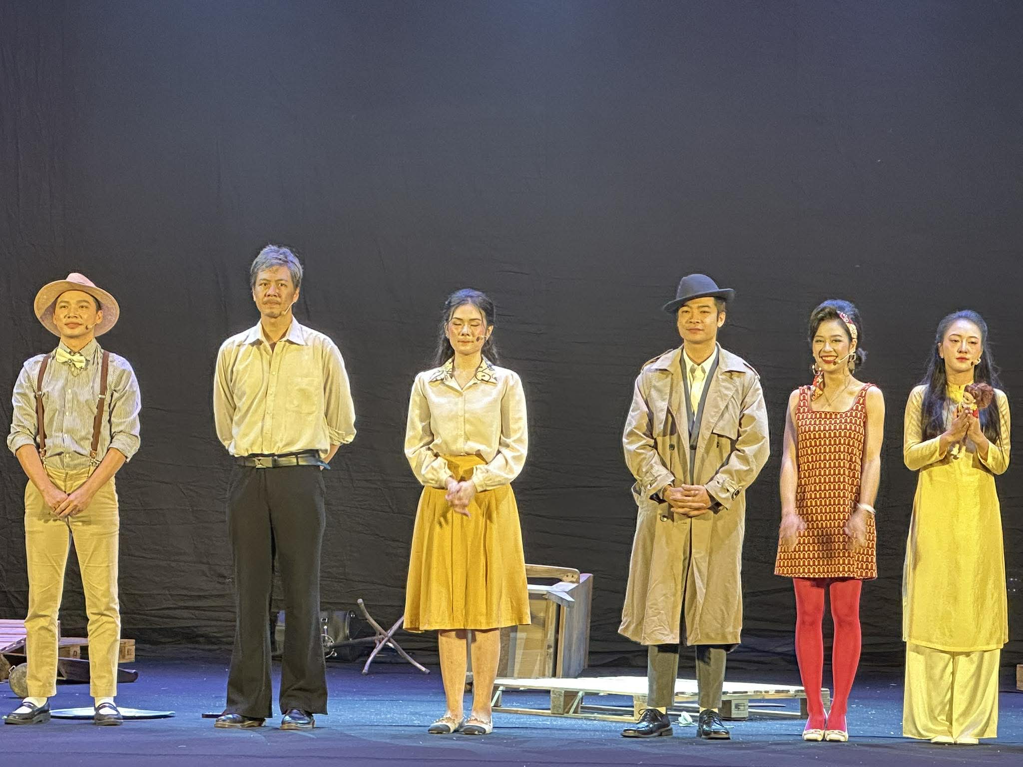 NSND Trần Lực kể chuyện "Ng&agrave;y mai trời lại s&aacute;ng" bằng ng&ocirc;n ngữ thử nghiệm gi&agrave;u cảm x&uacute;c - Ảnh 2.