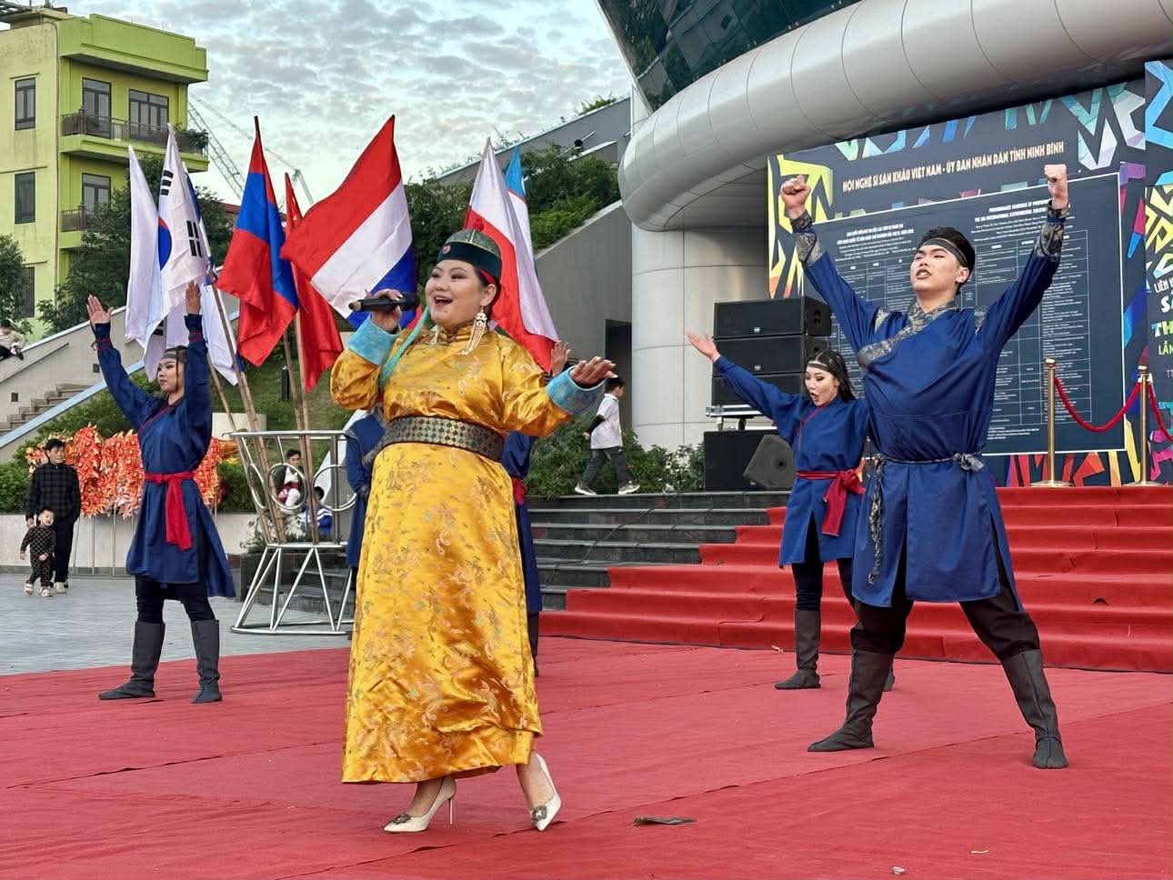 Lễ diễu h&agrave;nh nghệ thuật đường phố Ninh B&igrave;nh - dấu ấn đẹp tại Festival s&acirc;n khấu thử nghiệm - Ảnh 10.
