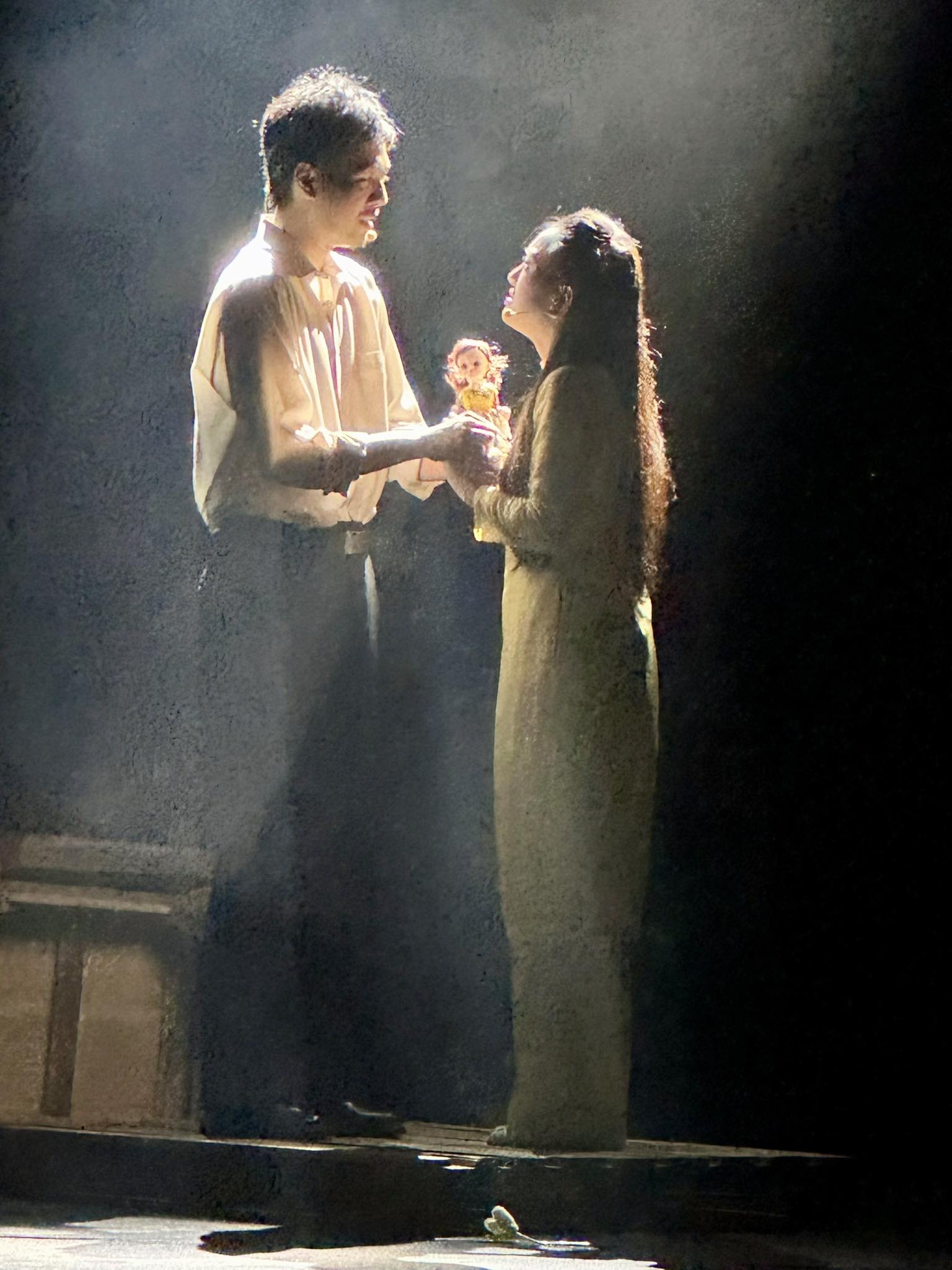 NSND Trần Lực kể chuyện "Ng&agrave;y mai trời lại s&aacute;ng" bằng ng&ocirc;n ngữ thử nghiệm gi&agrave;u cảm x&uacute;c - Ảnh 4.