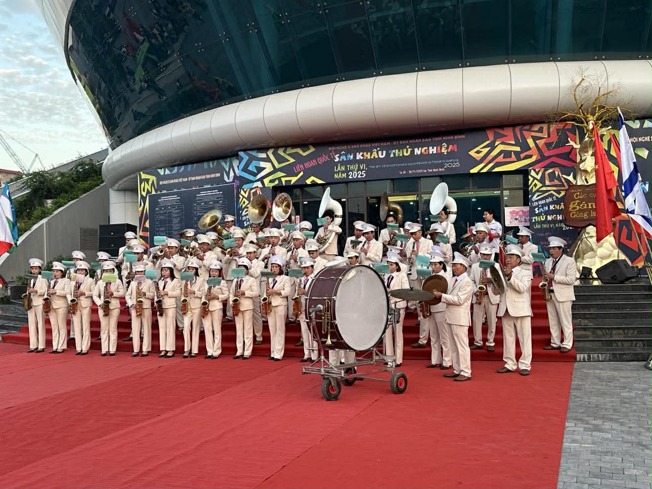 Lễ diễu h&agrave;nh nghệ thuật đường phố Ninh B&igrave;nh - dấu ấn đẹp tại Festival s&acirc;n khấu thử nghiệm - Ảnh 7.