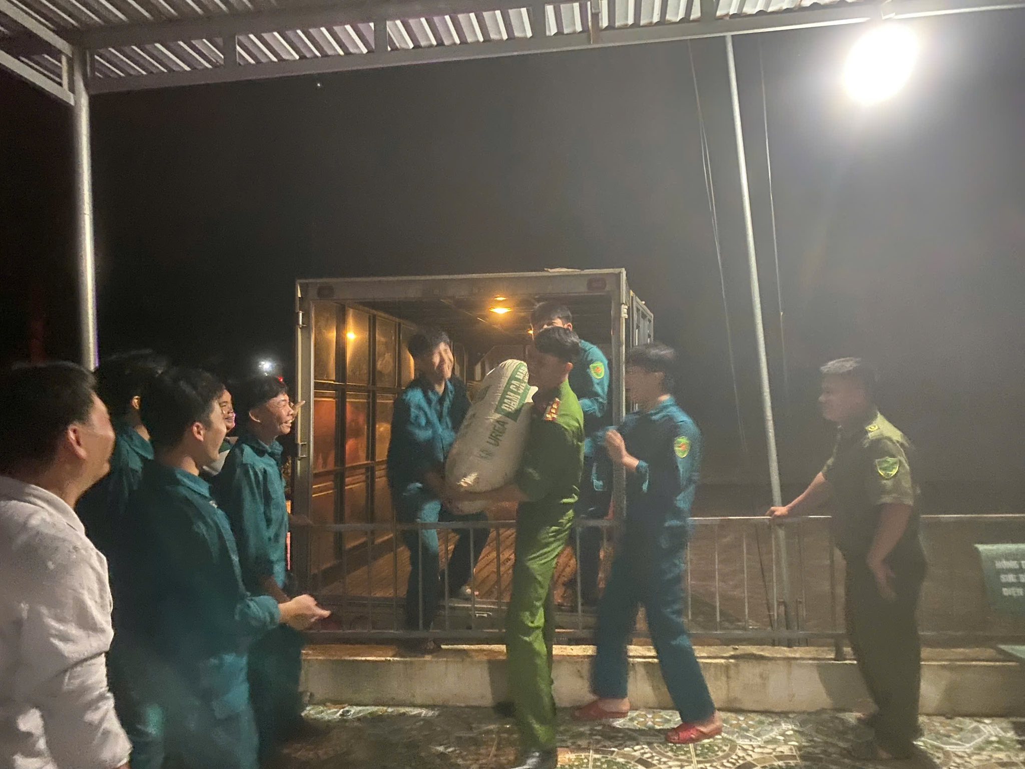 Di dời người dân ra khỏi vùng ngập úng do thủy điện Trị An xả lũ - Ảnh 7.