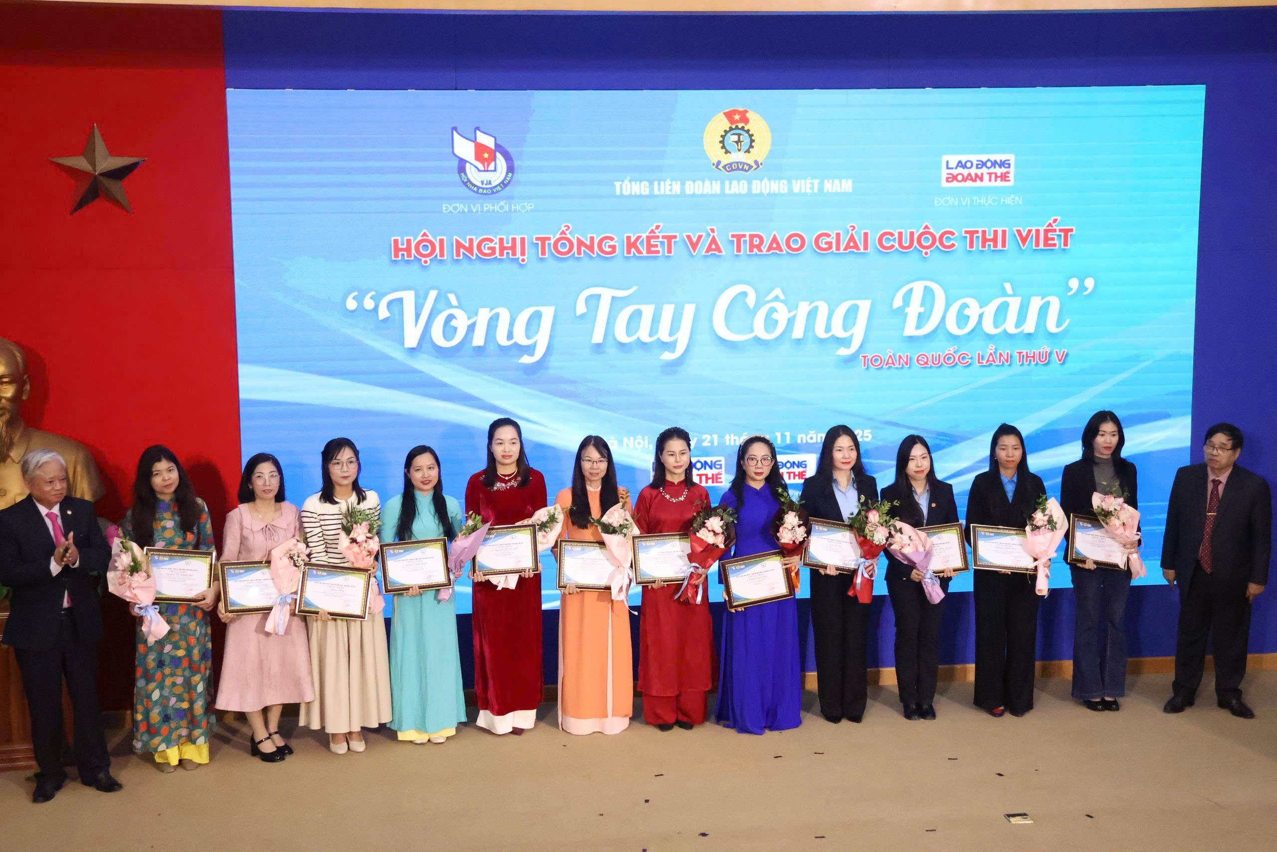 Trao giải cuộc thi viết "V&ograve;ng tay c&ocirc;ng đo&agrave;n" l&acirc;̀n thứ V  - Ảnh 5.