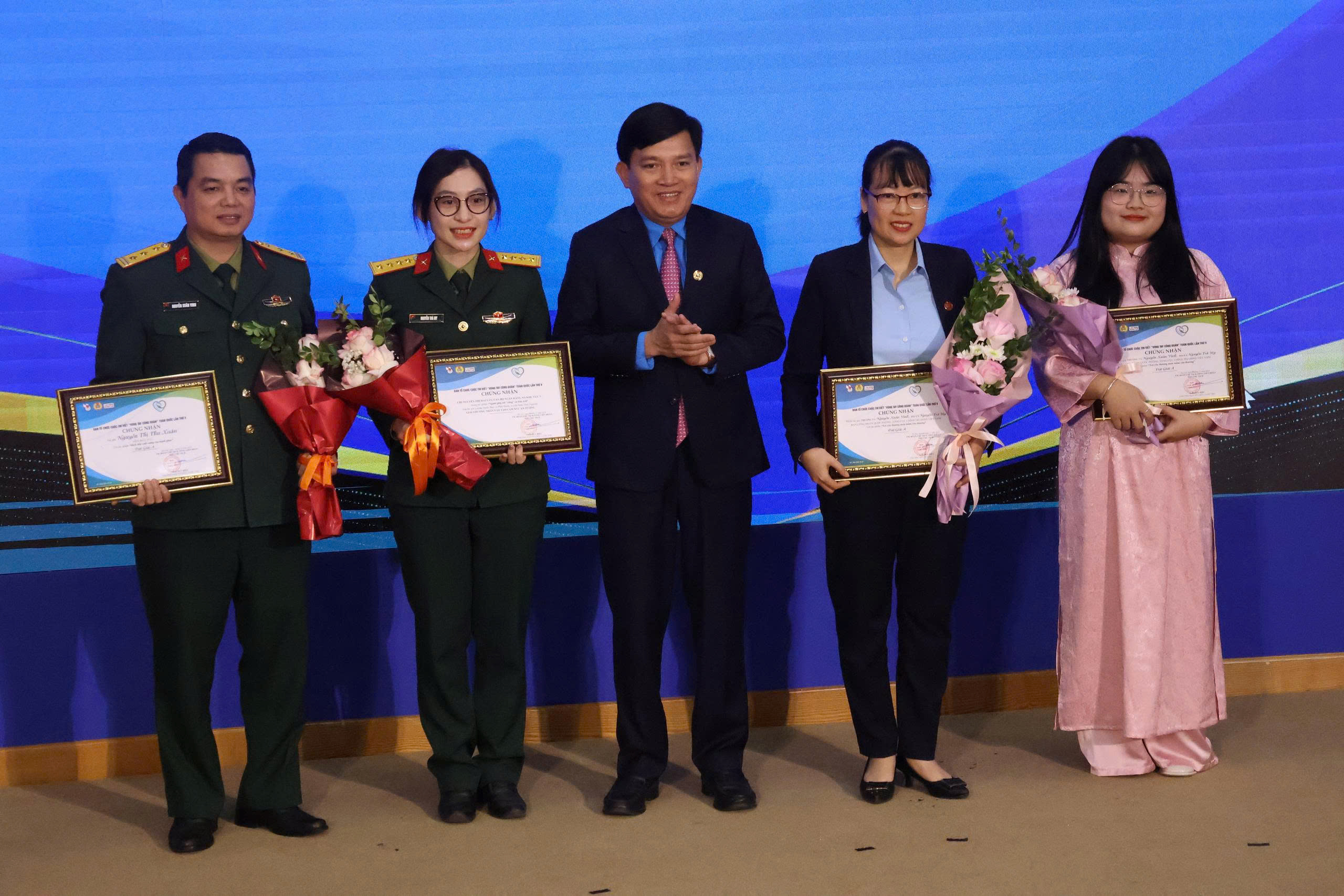 Trao giải cuộc thi viết "V&ograve;ng tay c&ocirc;ng đo&agrave;n" l&acirc;̀n thứ V  - Ảnh 6.