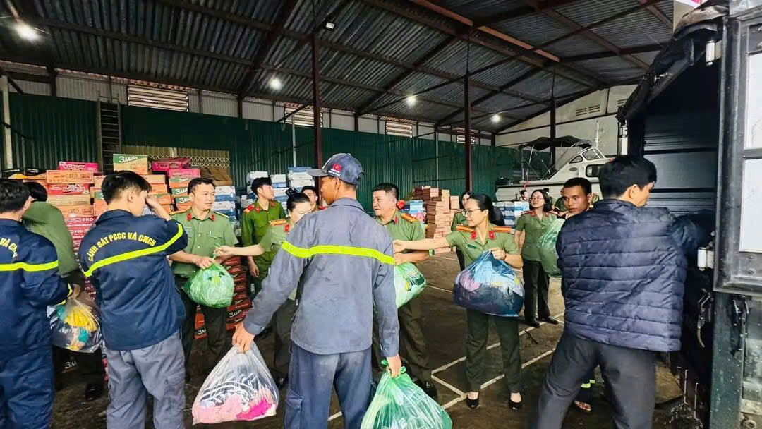 Cận cảnh giải cứu người dân mắc kẹt trên ngọn cây, mái nhà - Ảnh 8.