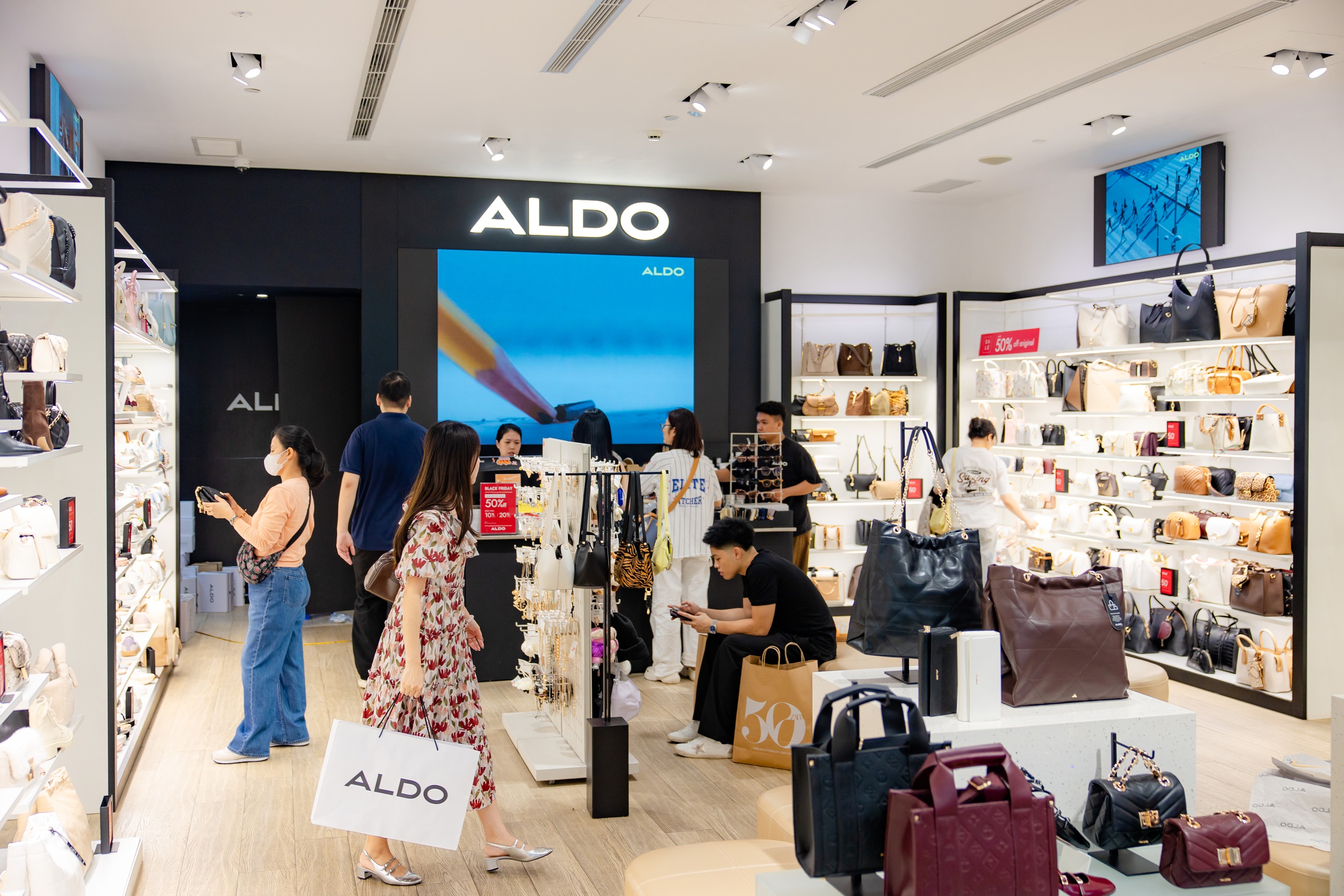 Vincom Black Friday 2025: Đại tiệc giảm giá khuấy động thị trường bán lẻ cả nước - Ảnh 3.