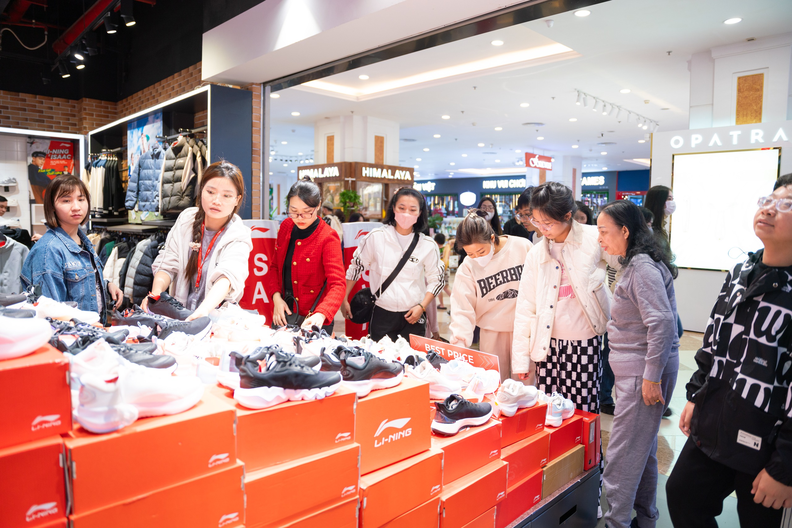 Vincom Black Friday 2025: Đại tiệc giảm giá khuấy động thị trường bán lẻ cả nước - Ảnh 4.