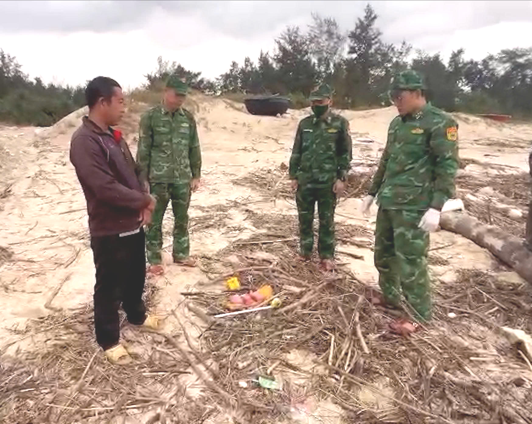 Thêm một người dân đến báo biên phòng sau khi thấy túi ni-lon "lạ" trên bờ biển - Ảnh 1.