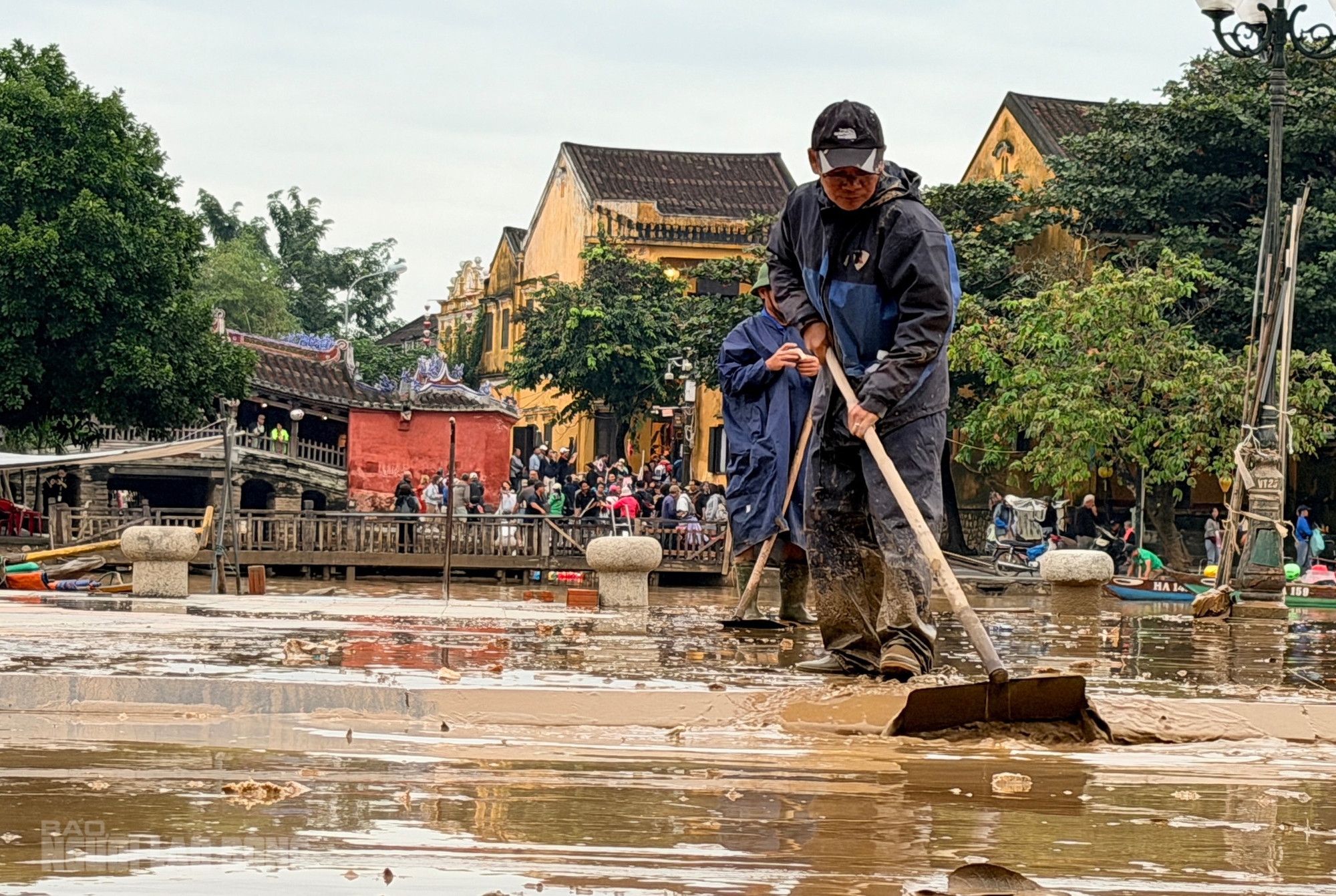 Hội An dọn dẹp sau lũ khẩn trương phục hồi sinh hoạt và vệ sinh đô thị - Ảnh 4.