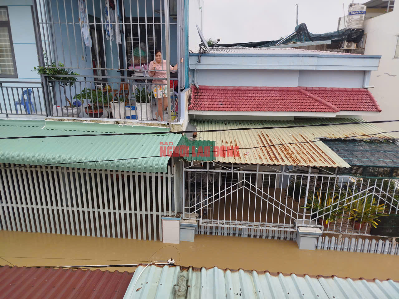 Từ tâm lũ Nha Trang: Tan hoang, phá mái nhà thoát thân - Ảnh 3.