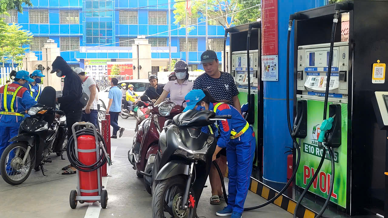 Lộ trình bắt buộc sử dụng xăng E10 tại Việt Nam từ 1 - 6 - 2026 - Ảnh 2.