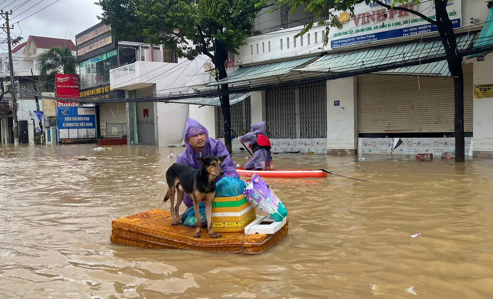 Nha Trang người dân tập trung dọn lũ, hỗ trợ vùng còn ngập - Ảnh 5.