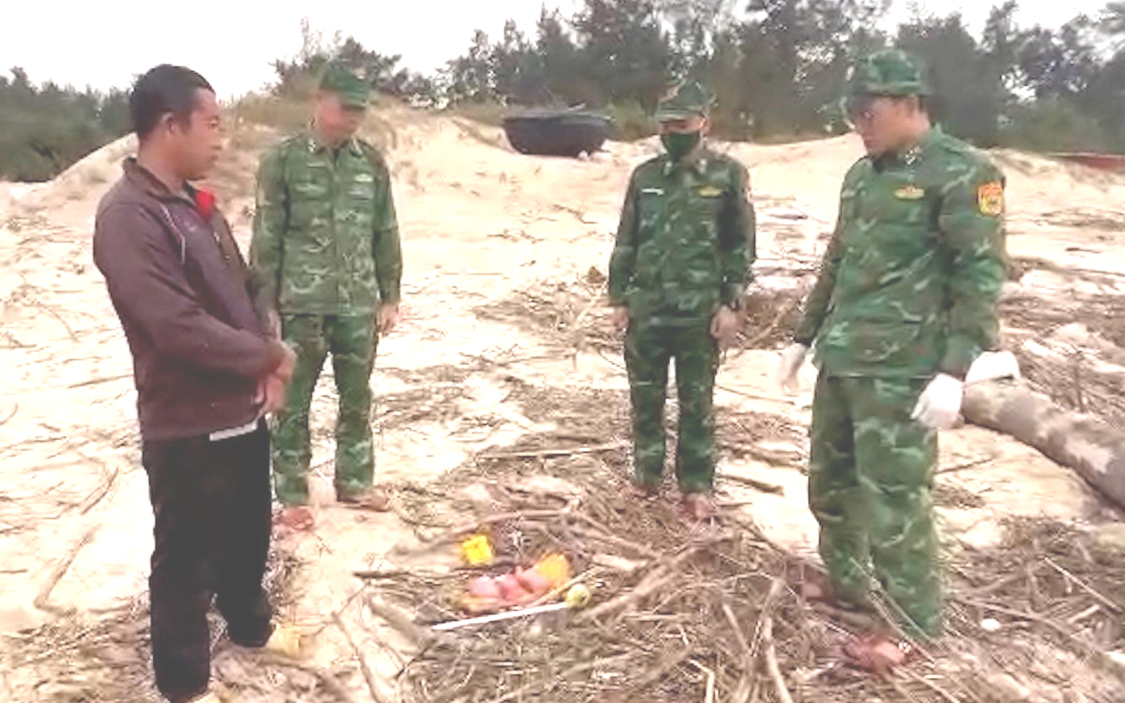 Người dân lại phát hiện túi ni-lon lạ trên bờ biển, tức tốc báo đồn biên phòng