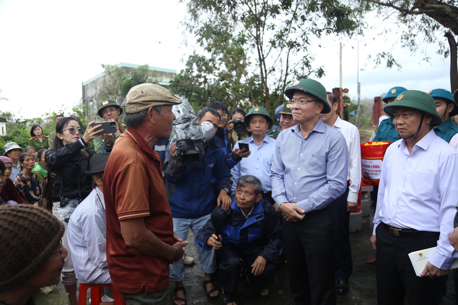 Phó Thủ tướng Lê Thành Long: Giúp dân khắc phục hậu quả mưa lũ là nhiệm vụ cấp bách - Ảnh 1.