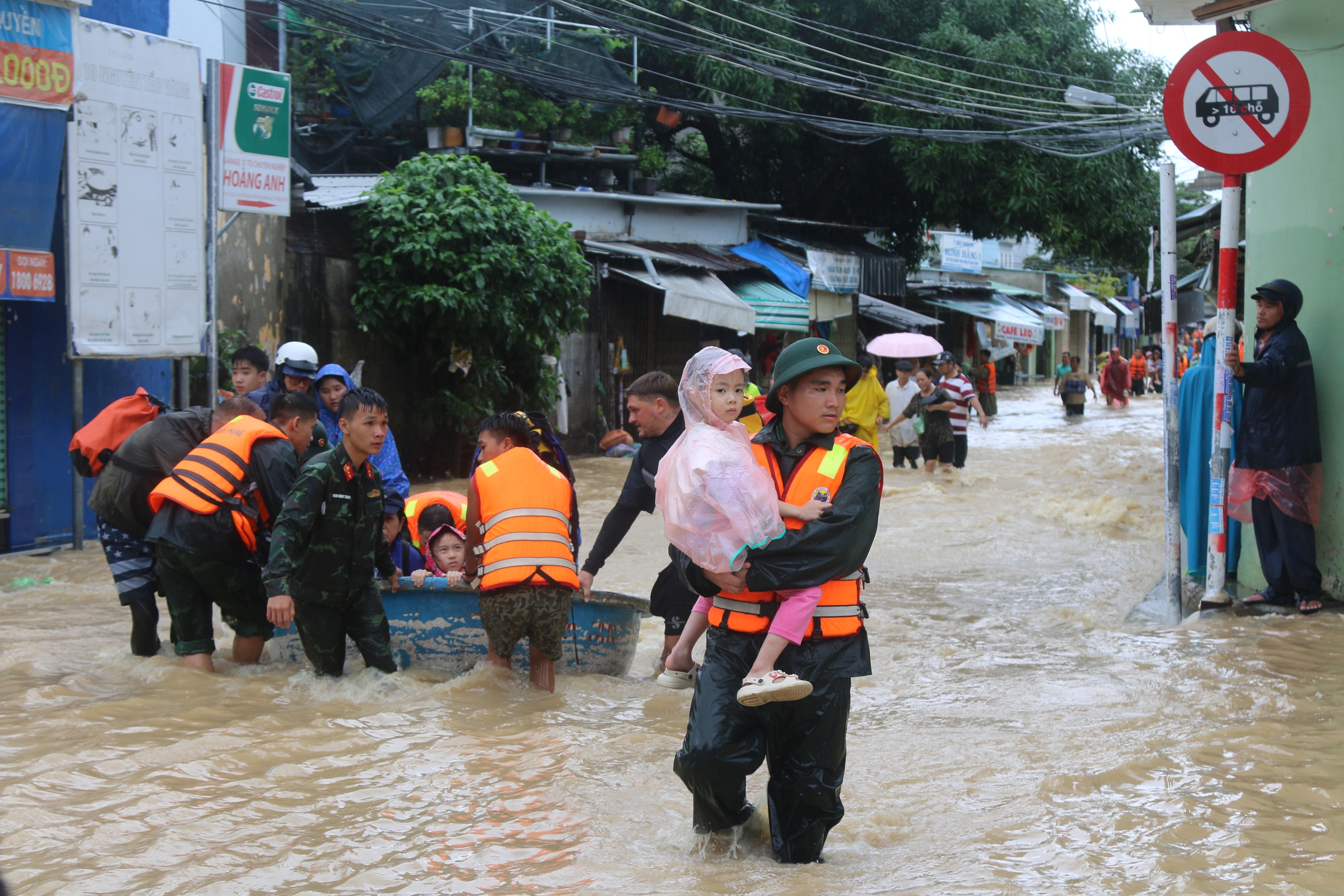 Nha Trang người dân tập trung dọn lũ, hỗ trợ vùng còn ngập - Ảnh 7.