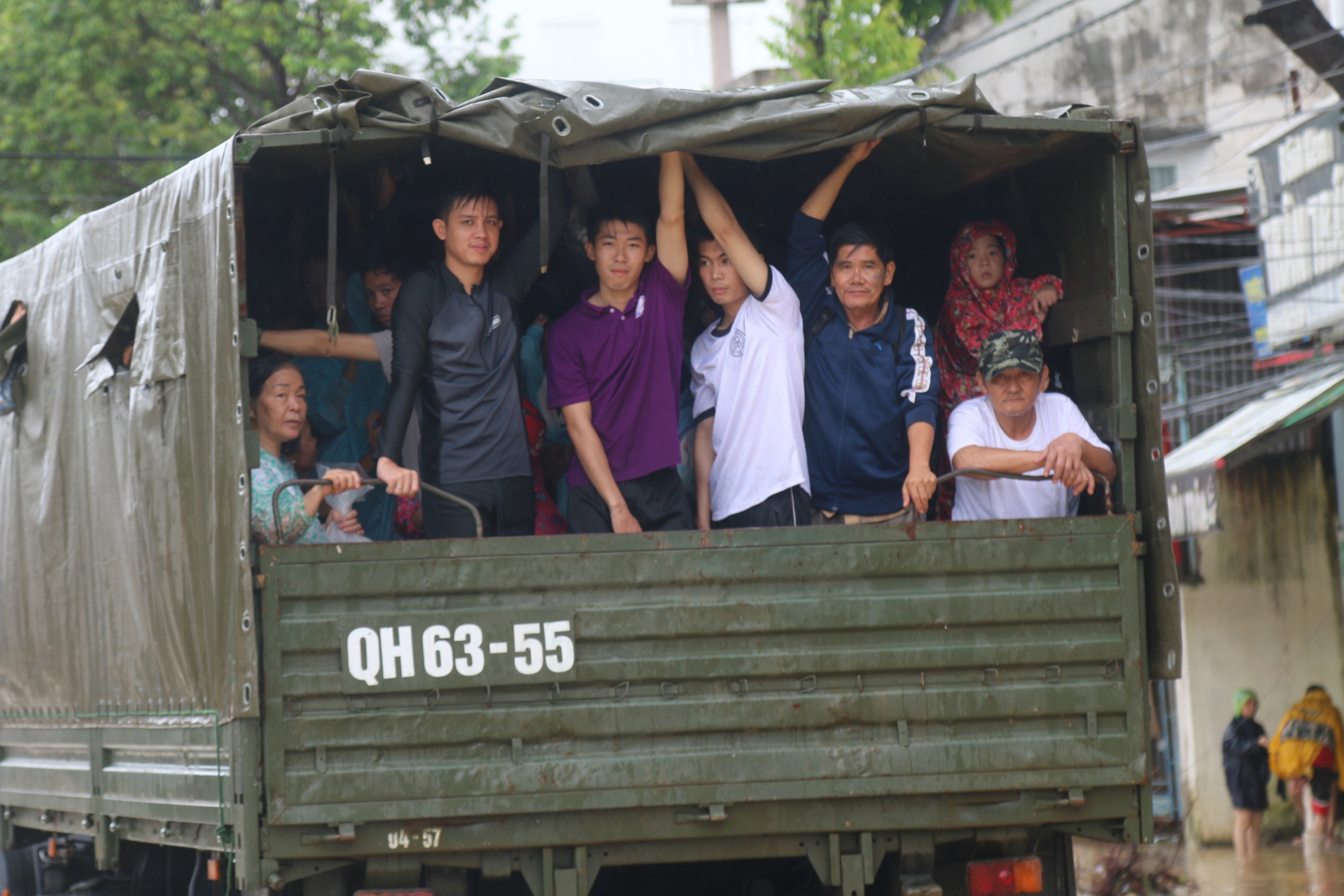 Nha Trang người dân tập trung dọn lũ, hỗ trợ vùng còn ngập - Ảnh 11.