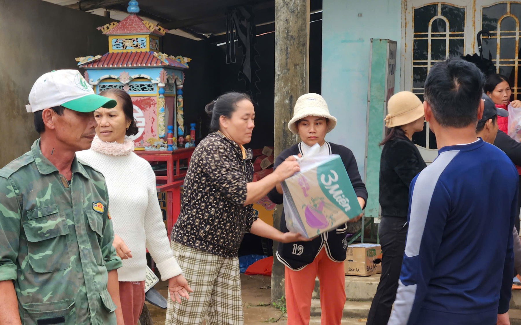Nhà chưa ráo nước, người dân "rốn lũ" Huế rủ nhau hỗ trợ đồng bào Nam Trung bộ