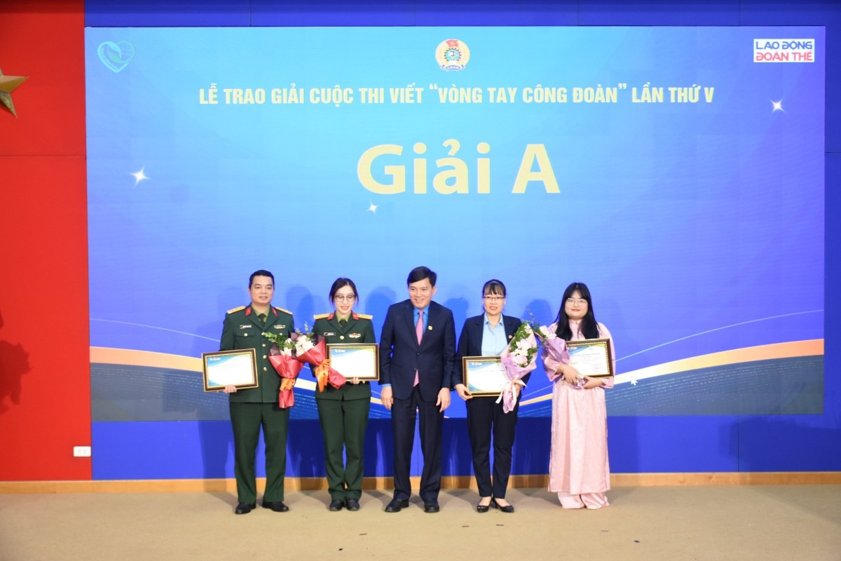 Trao giải cuộc thi viết "V&ograve;ng tay c&ocirc;ng đo&agrave;n" l&acirc;̀n thứ V  - Ảnh 2.