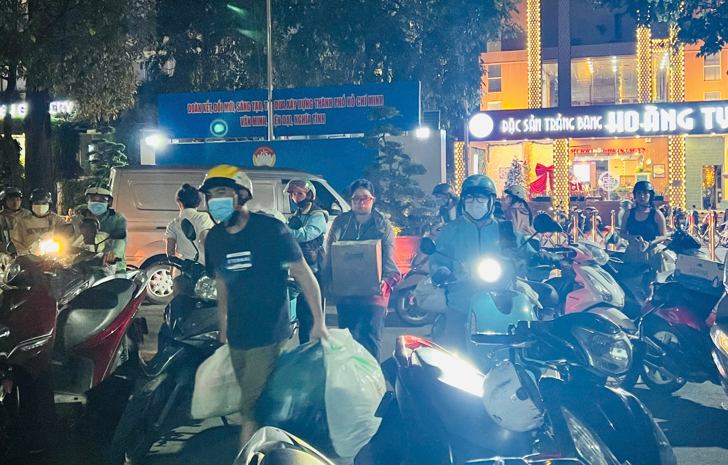 TPHCM ph&aacute;t động đợt tiếp nhận khẩn ủng hộ đồng b&agrave;o v&ugrave;ng lũ c&aacute;c tỉnh miền Trung - Ảnh 2.