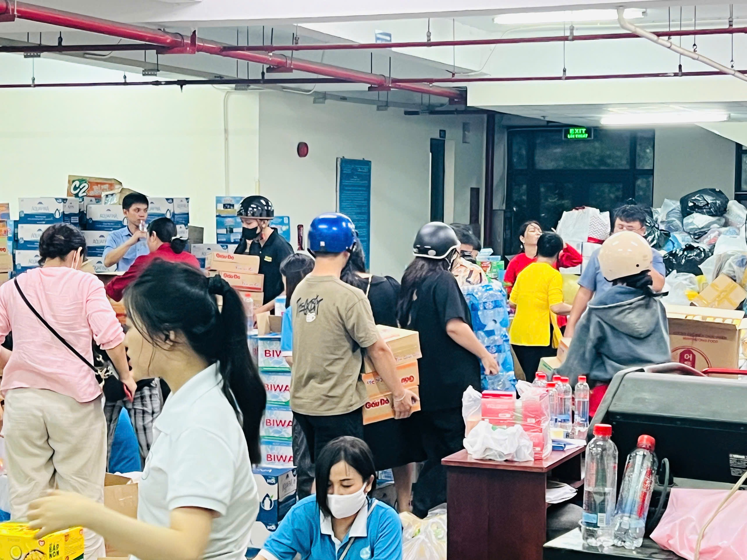 TPHCM ph&aacute;t động đợt tiếp nhận khẩn ủng hộ đồng b&agrave;o v&ugrave;ng lũ c&aacute;c tỉnh miền Trung - Ảnh 1.