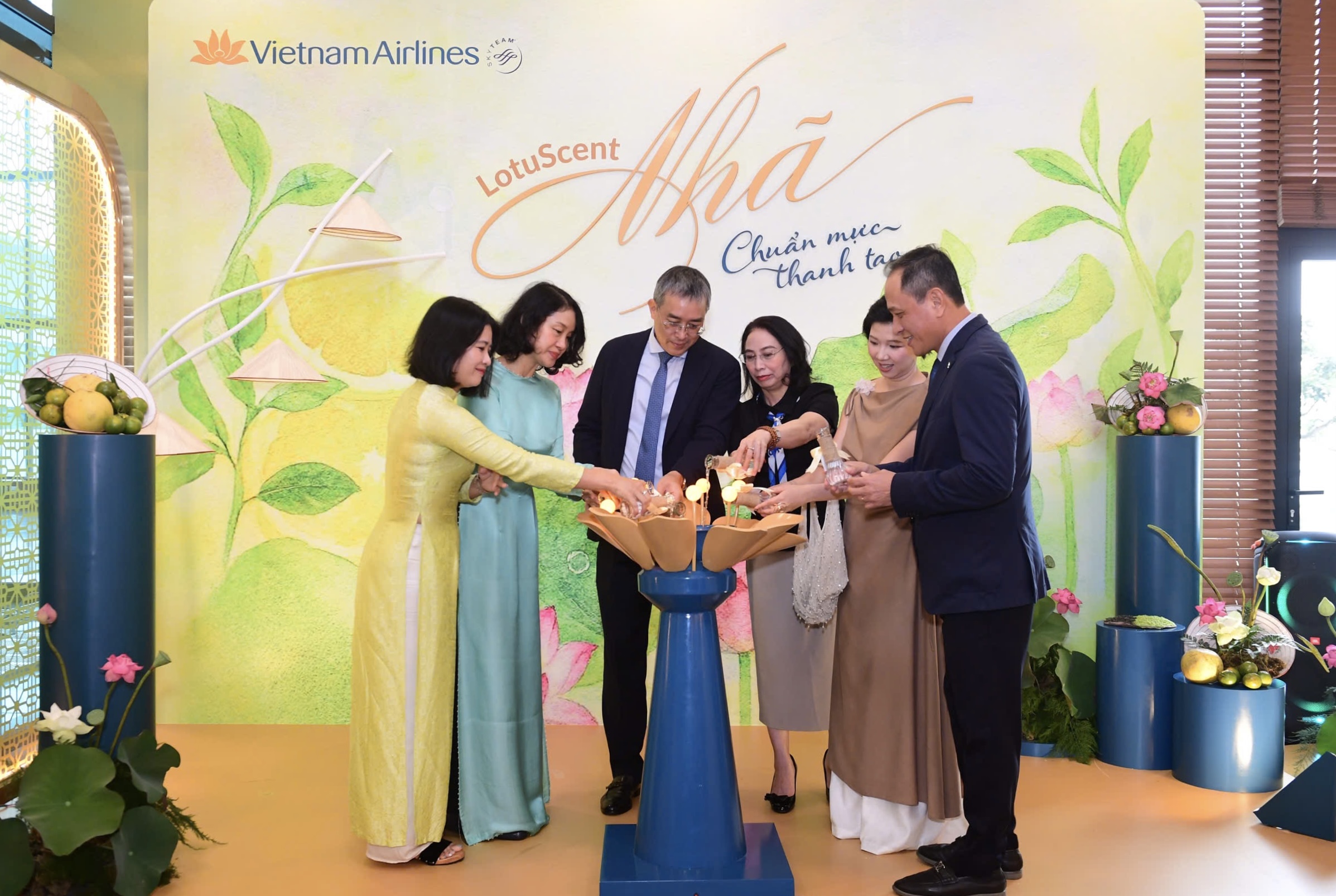Vietnam Airlines &ldquo;kể chuyện bằng hương sen&rdquo; với hệ sinh th&aacute;i m&ugrave;i hương Nh&atilde; - Ảnh 2.