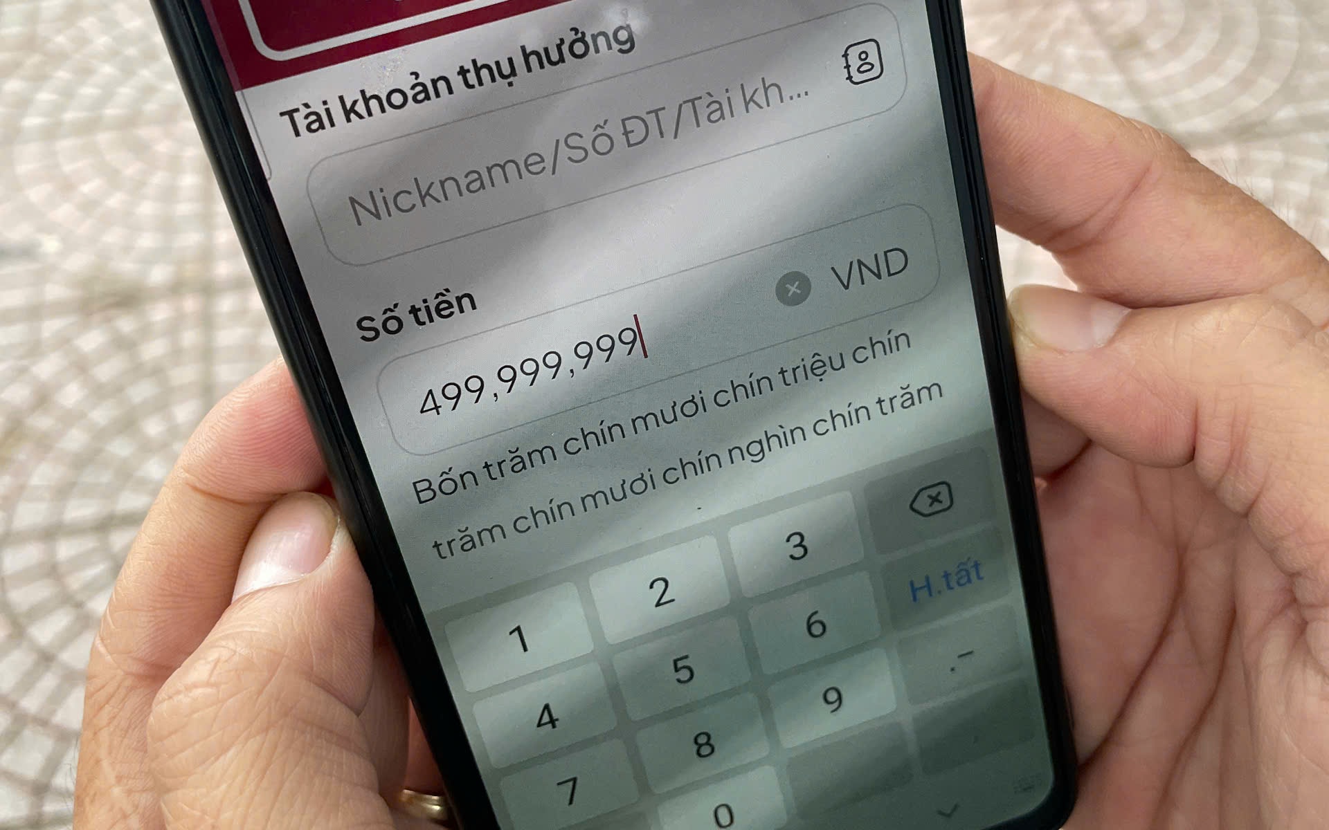 Vụ chuyển nhầm gần 500 triệu đồng, người nhận "không hợp tác": Không phải người xa lạ!
