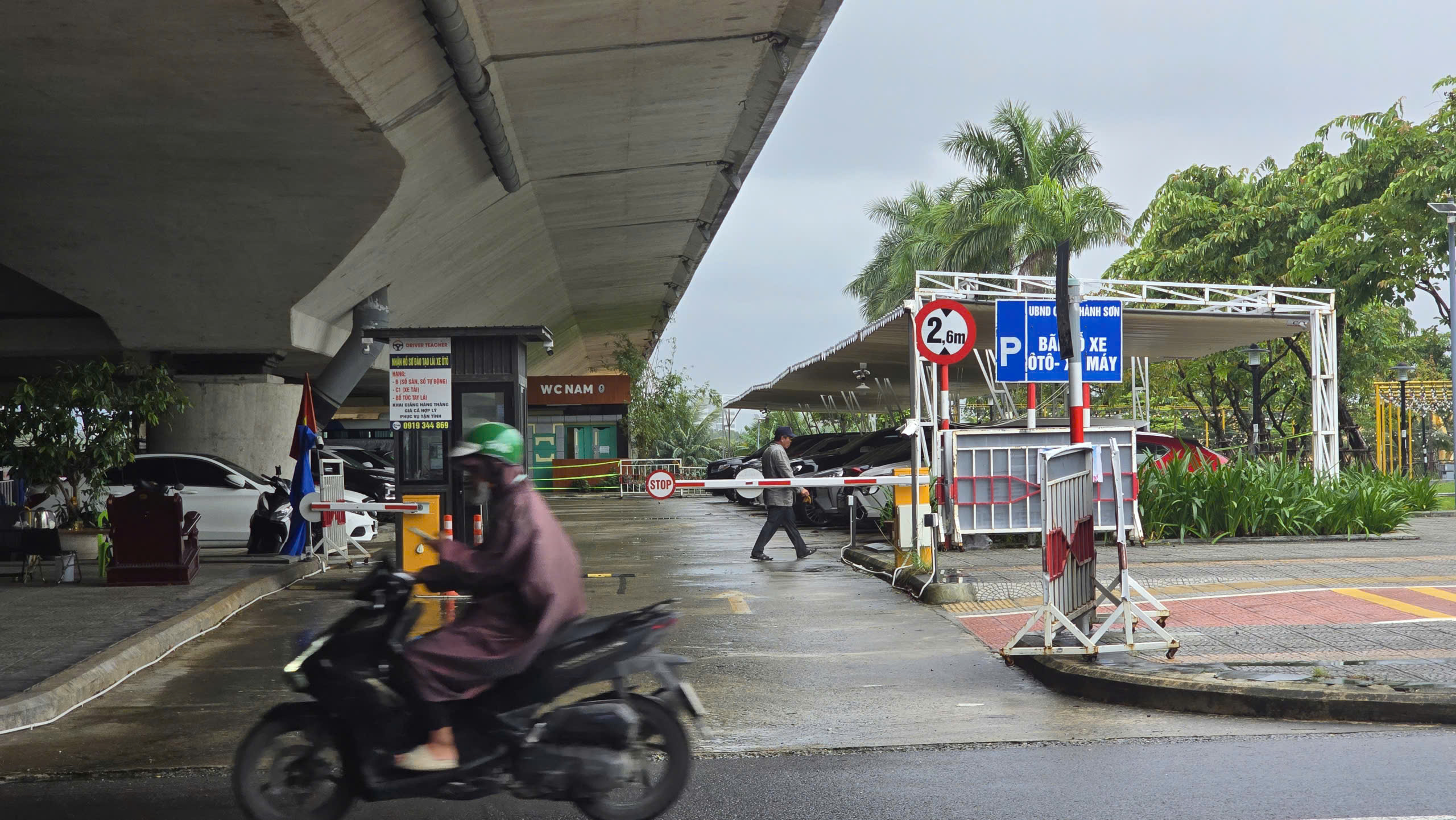 B&atilde;i đỗ xe gầm cầu Trần Thị L&yacute; tiếp tục bị &ldquo;tu&yacute;t c&ograve;i&rdquo; sau tối hậu thư bất th&agrave;nh - Ảnh 2.