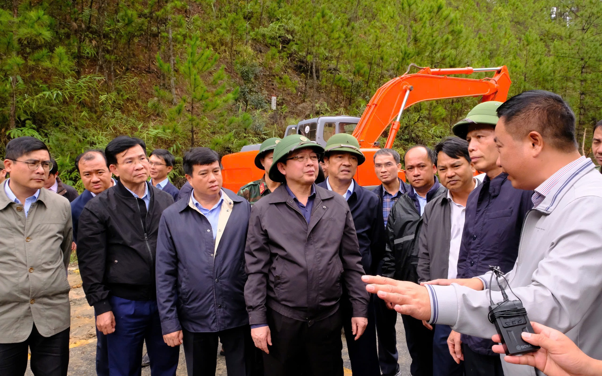 Ph&oacute; Thủ tướng nguyễn h&ograve;a b&igrave;nh thăm hỏi người d&acirc;n v&ugrave;ng lũ v&agrave; hỗ trợ nhu yếu phẩm - Ảnh 4.