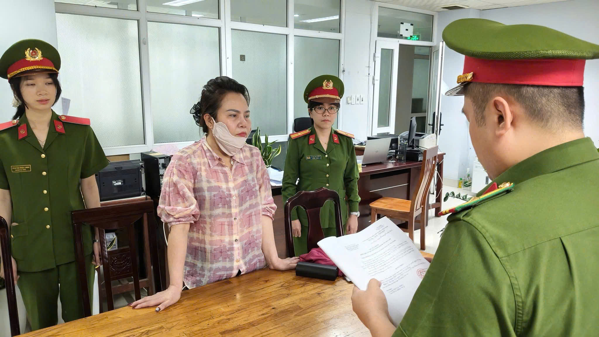 V&otilde; Thị X&ecirc; bị bắt v&igrave; lừa đảo chiếm đoạt t&agrave;i sản tại Đ&agrave; Nẵng - Ảnh 1.