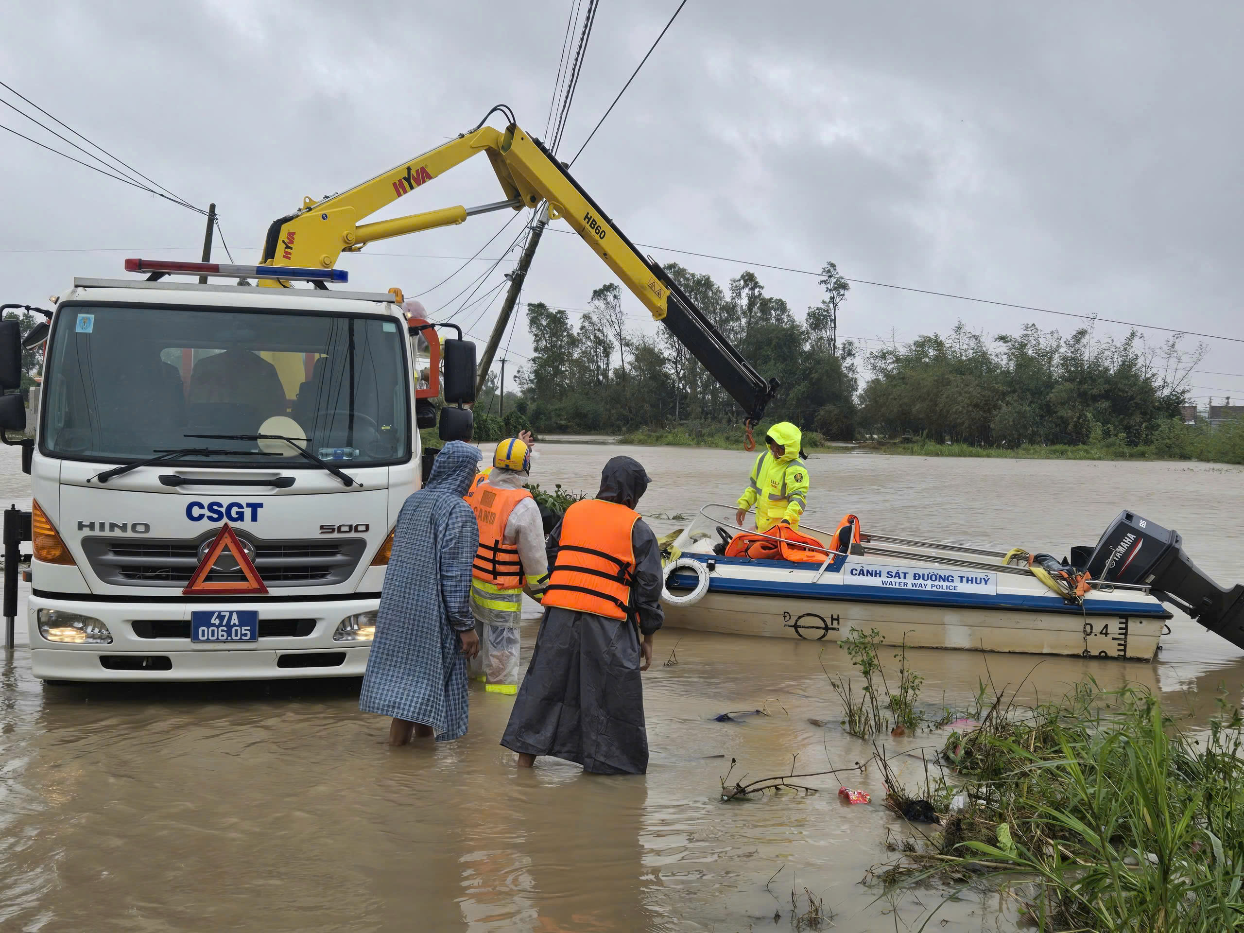 CSGT Đắk Lắk vận chuyển quan tài giúp gia đình kịp mai táng cháu bé giữa lũ - Ảnh 4.